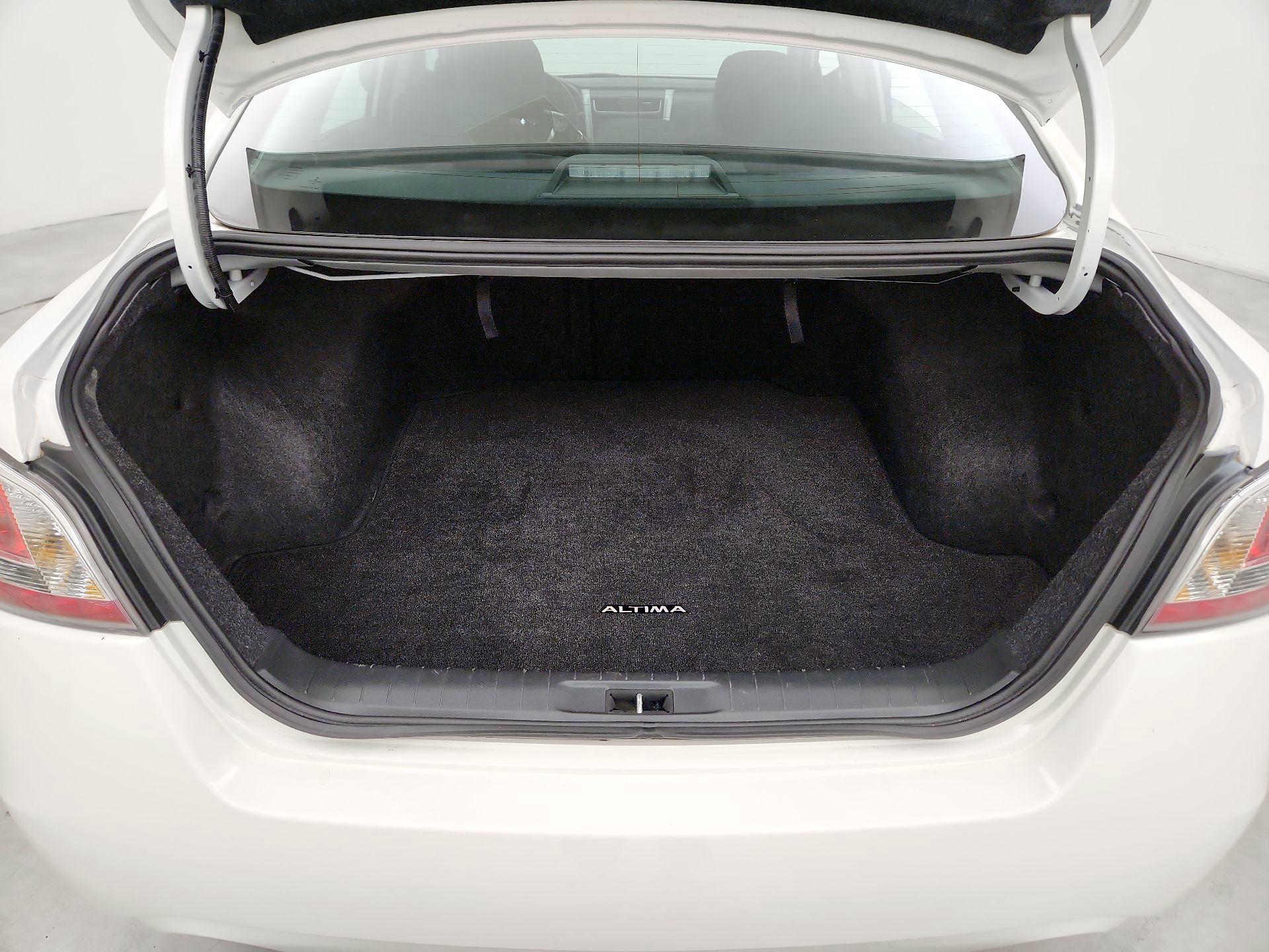 Thumbnail: 2015 Nissan Altima - 18
