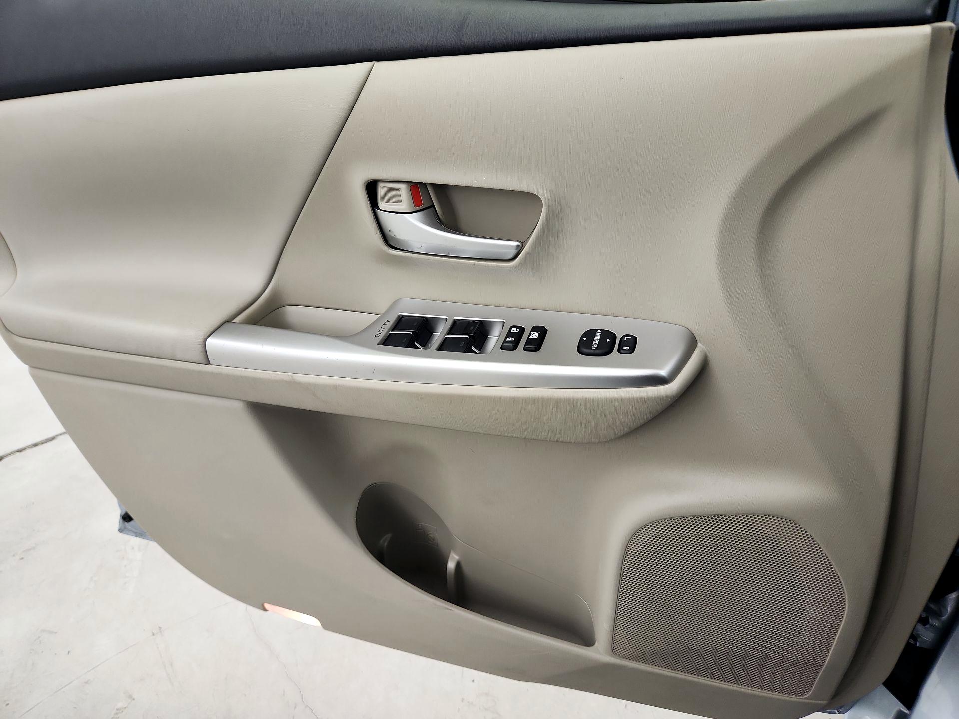 Thumbnail: 2014 Toyota Prius v - 12