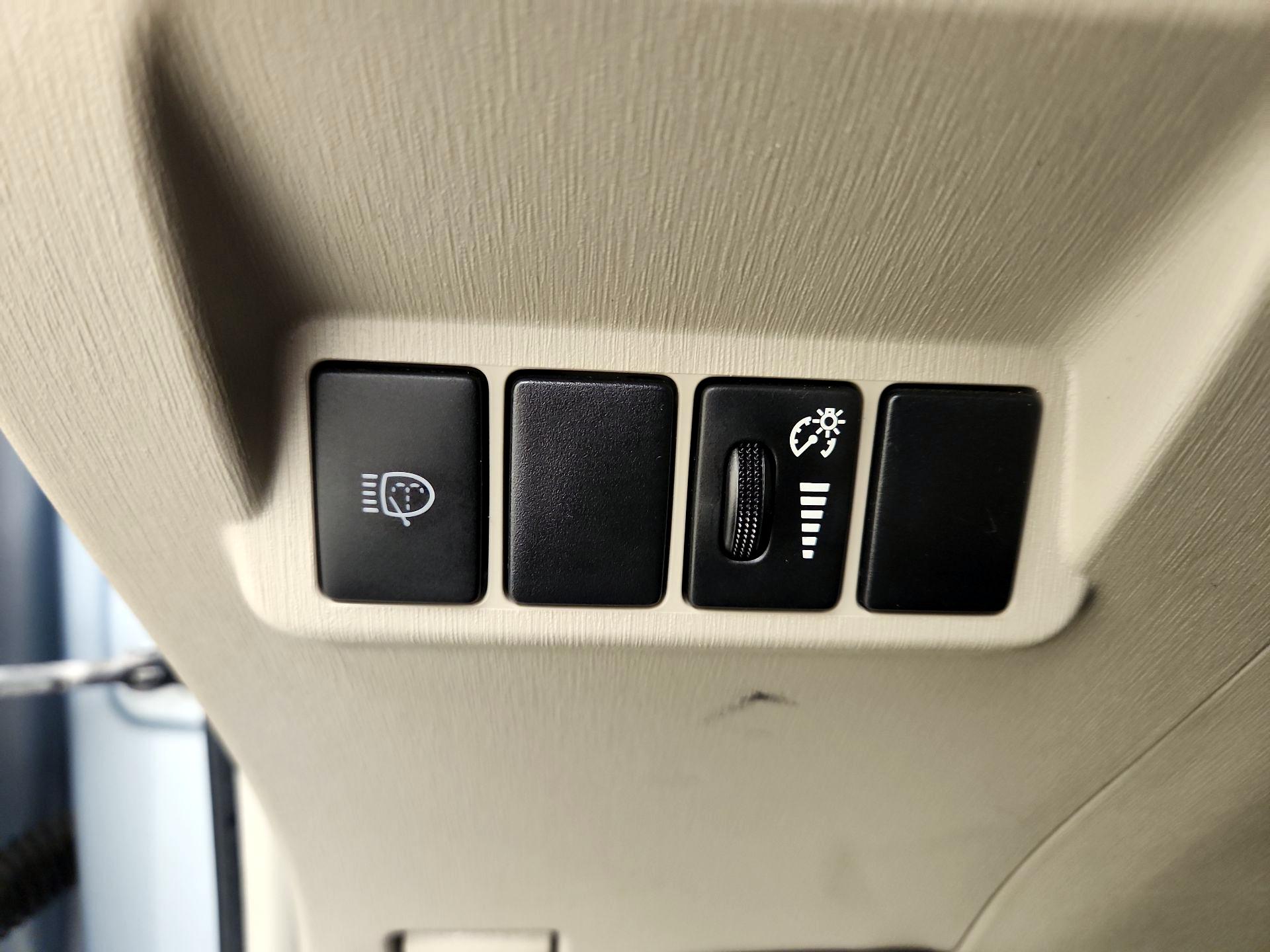 Thumbnail: 2014 Toyota Prius v - 13
