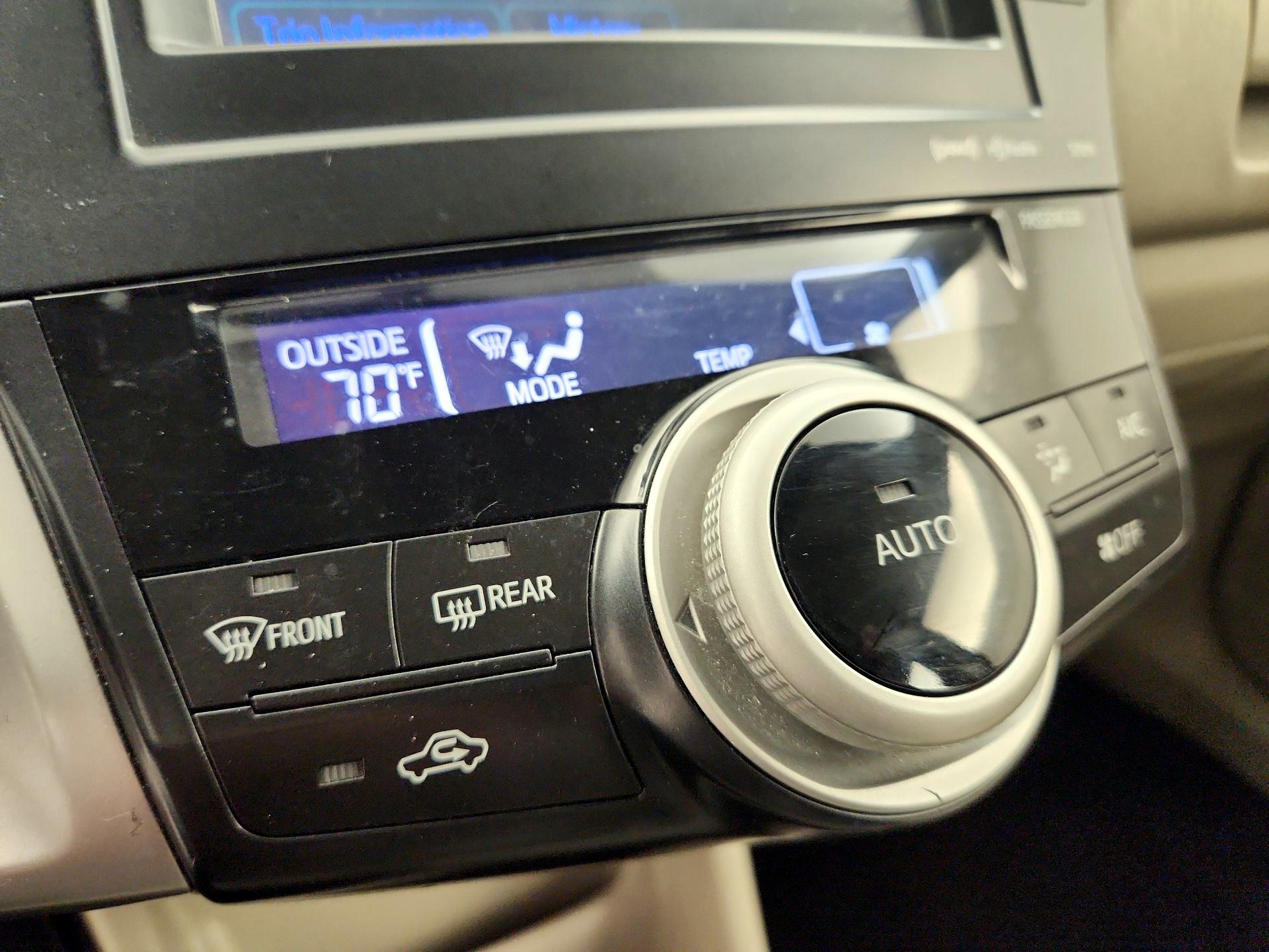 Thumbnail: 2014 Toyota Prius v - 16