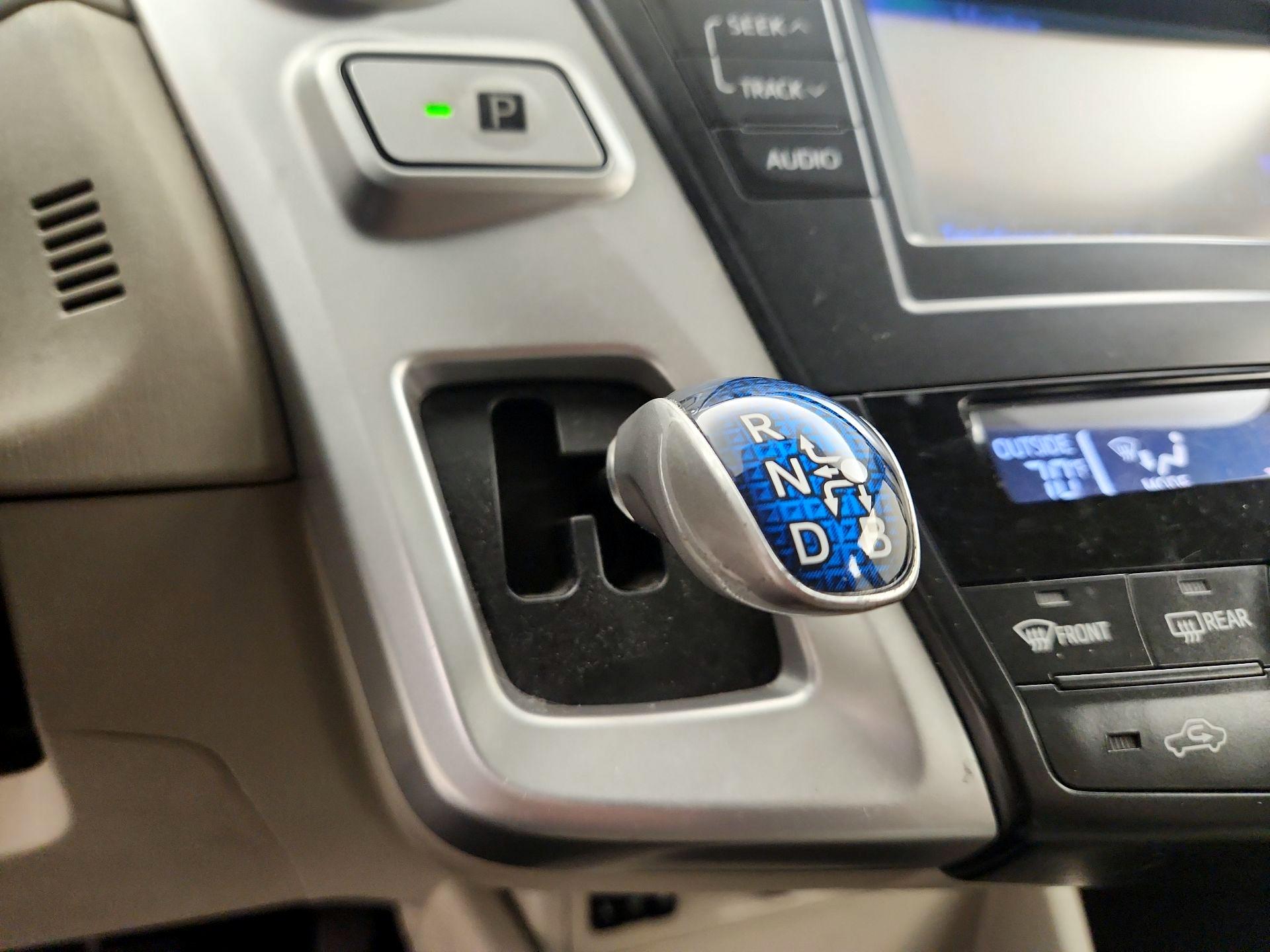 Thumbnail: 2014 Toyota Prius v - 17