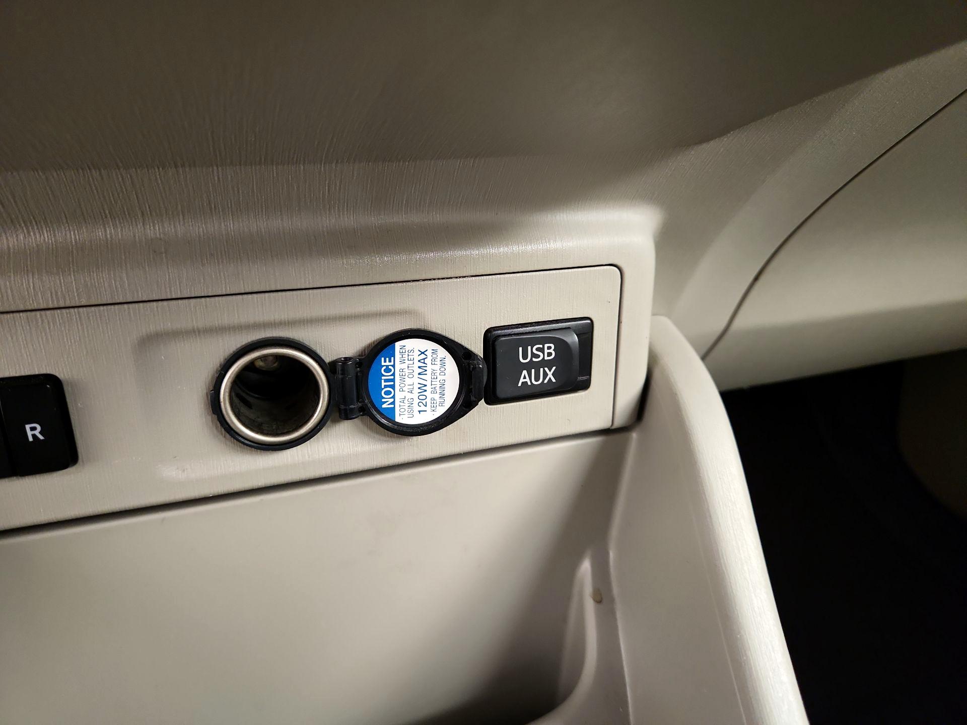 Thumbnail: 2014 Toyota Prius v - 18