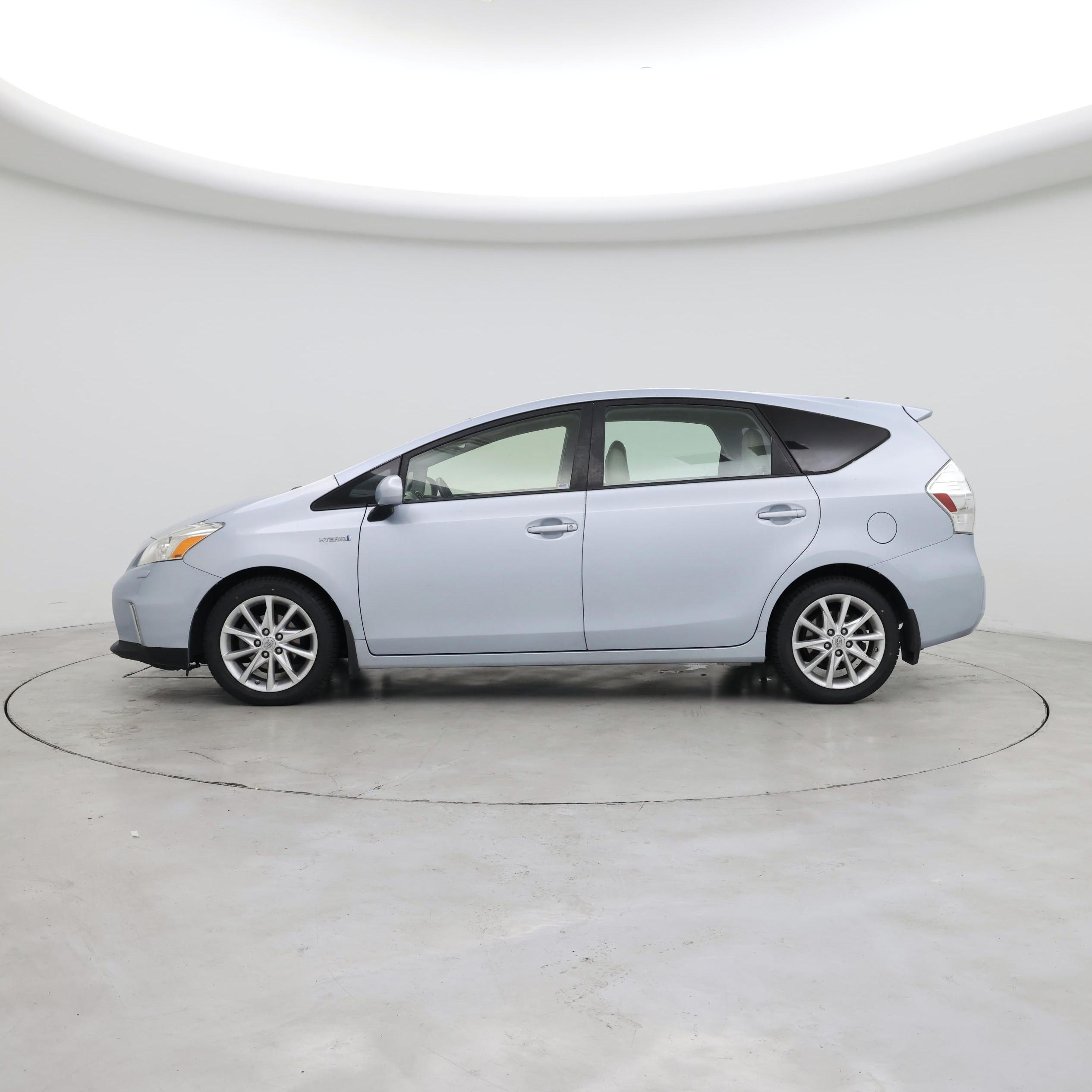 Thumbnail: 2014 Toyota Prius v - 3