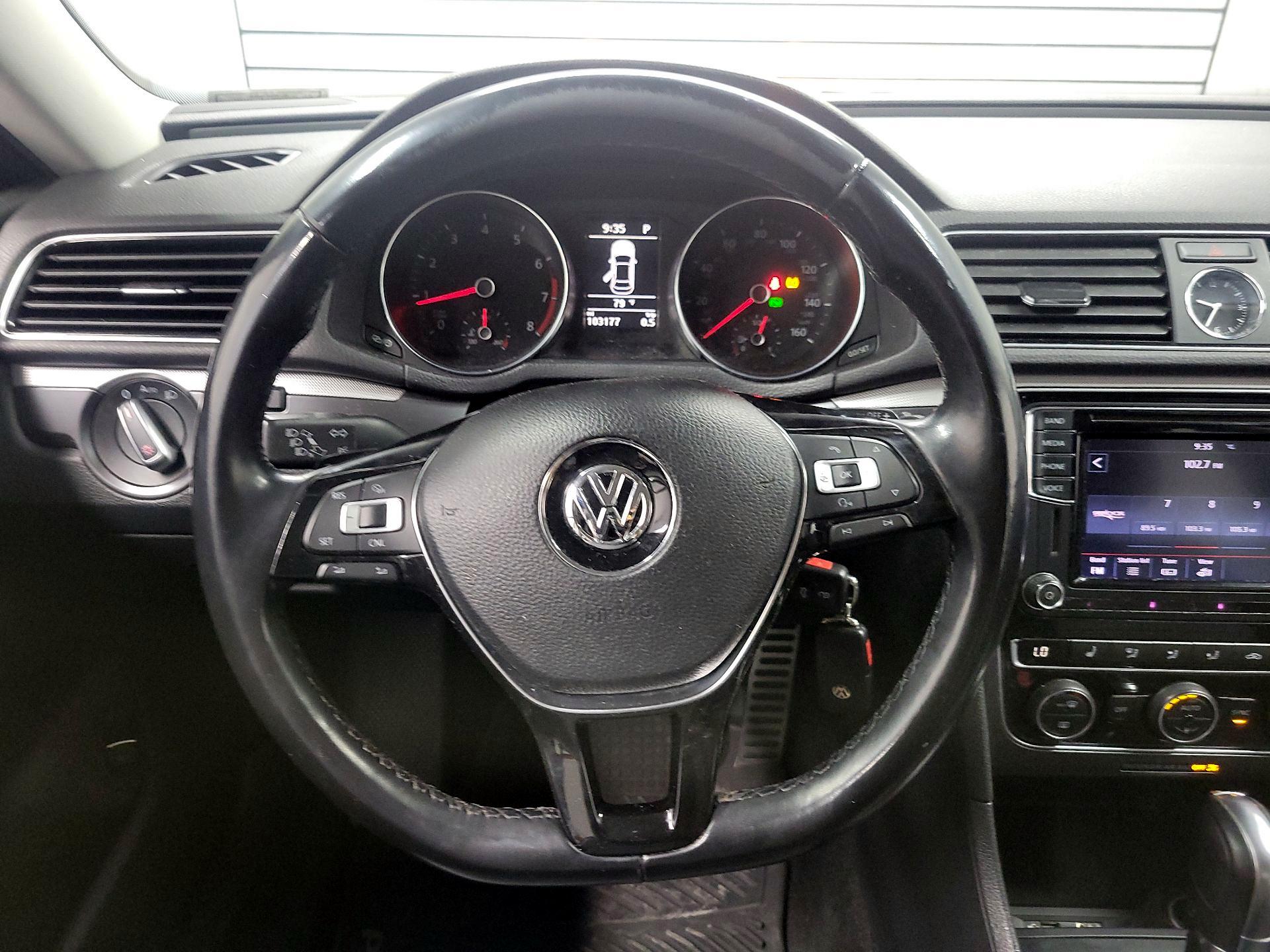 Thumbnail: 2017 Volkswagen Passat - 10