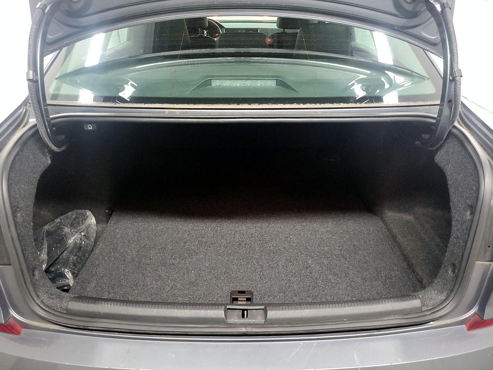 Thumbnail: 2017 Volkswagen Passat - 18