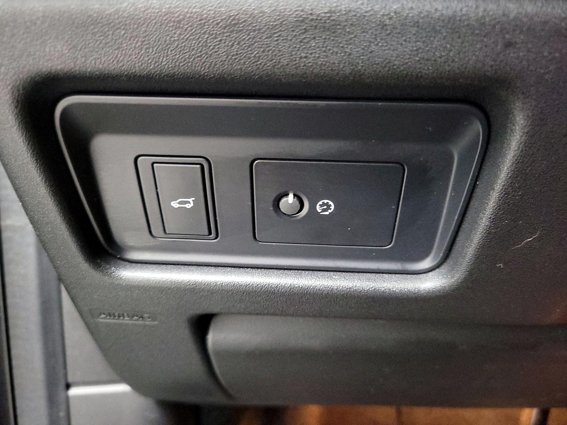 Thumbnail: 2019 Land Rover Discovery Sport - 13