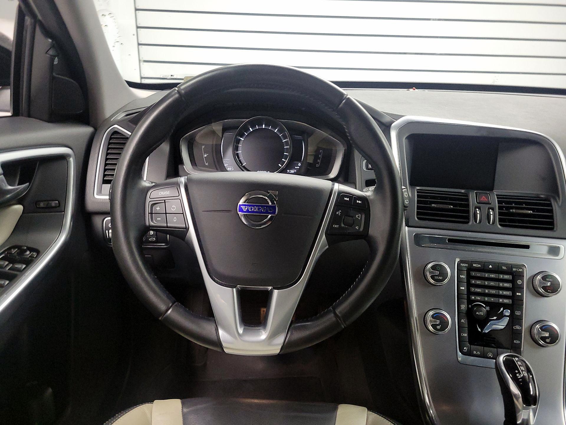 Thumbnail: 2017 Volvo XC60 - 10