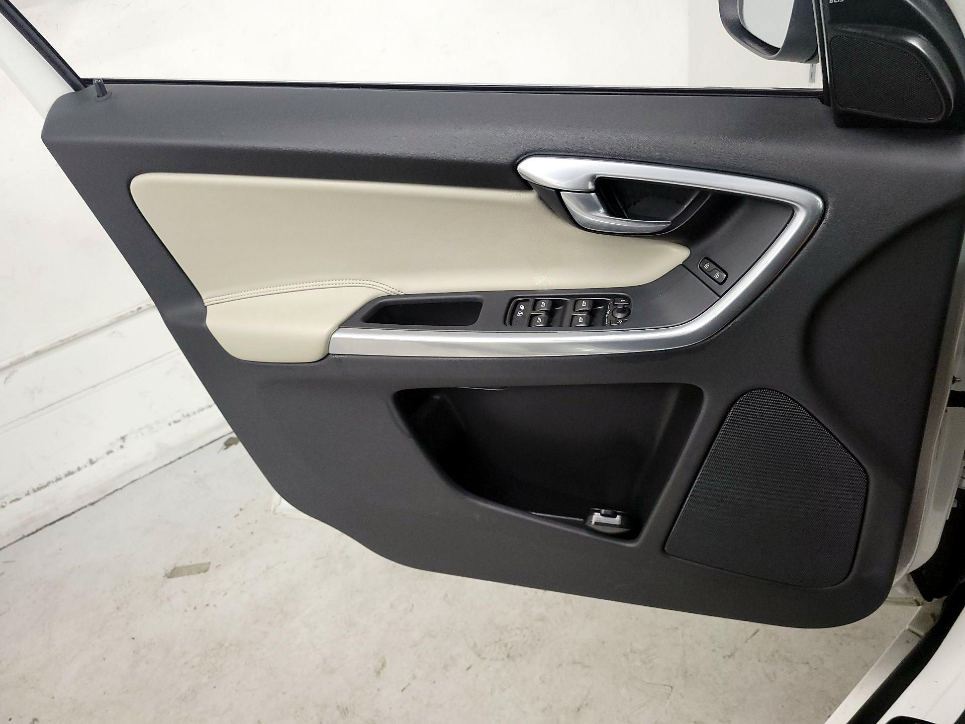Thumbnail: 2017 Volvo XC60 - 12