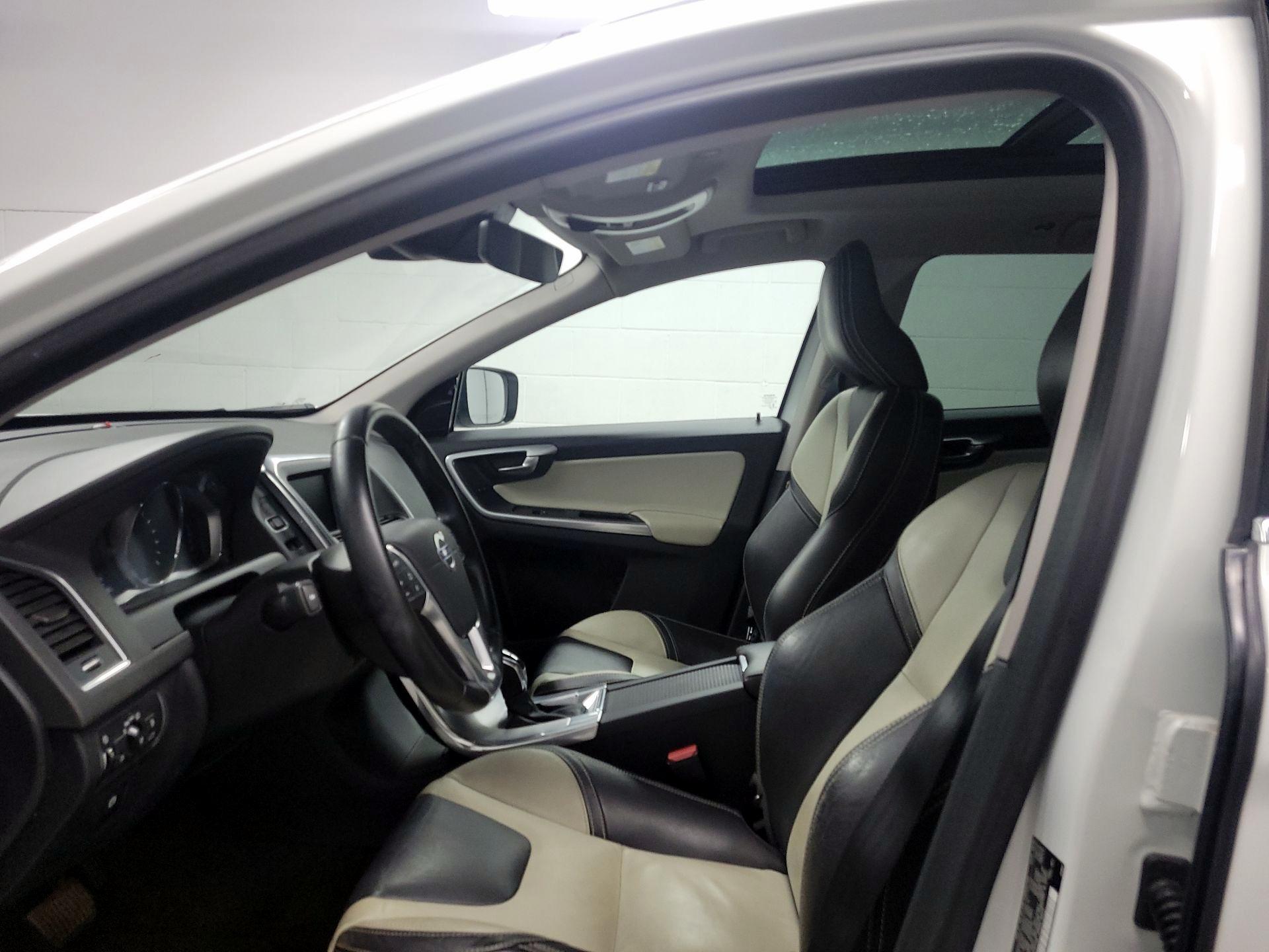 Thumbnail: 2017 Volvo XC60 - 18