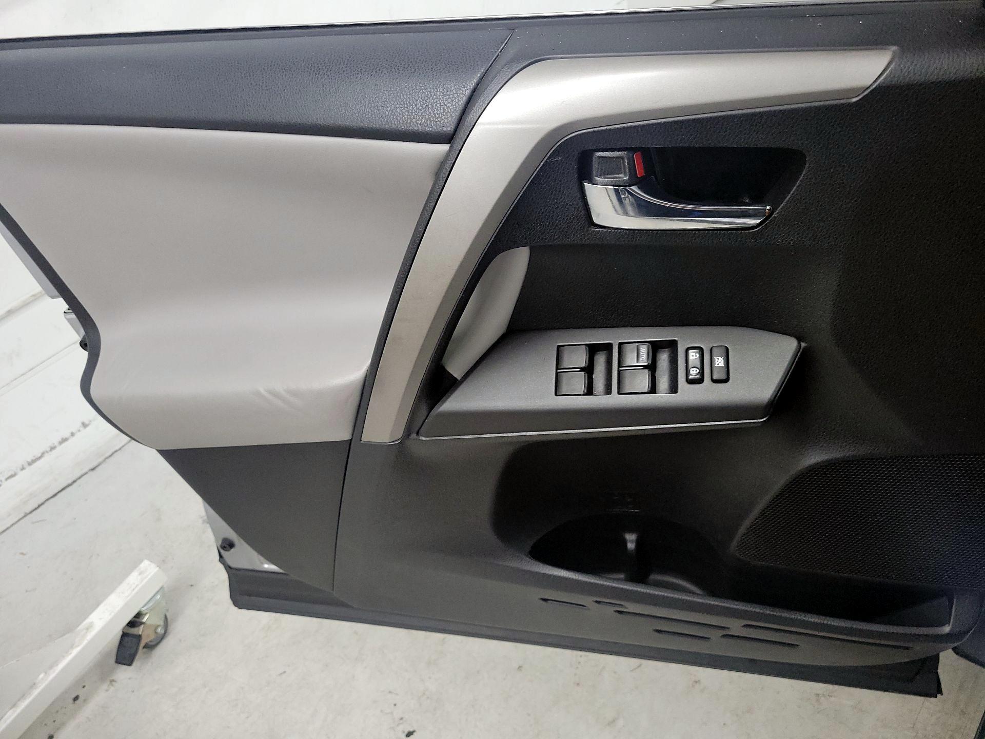 Thumbnail: 2016 Toyota RAV4 - 12