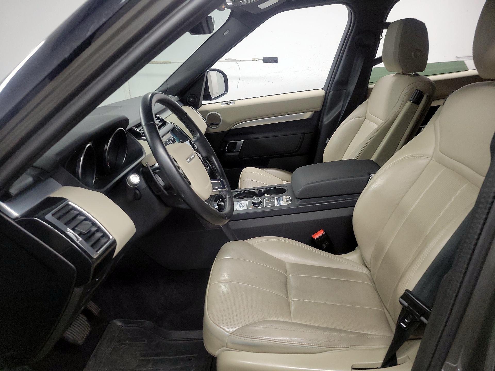 Thumbnail: 2020 Land Rover Discovery - 11