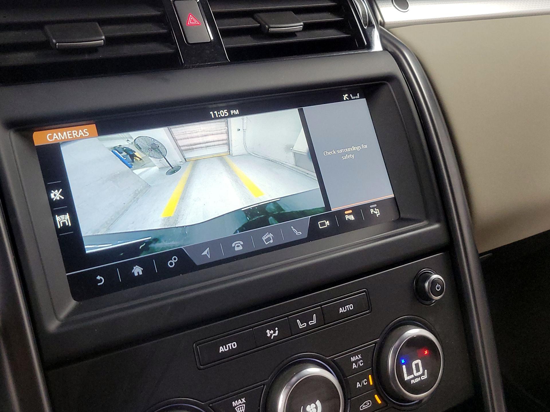 Thumbnail: 2020 Land Rover Discovery - 13