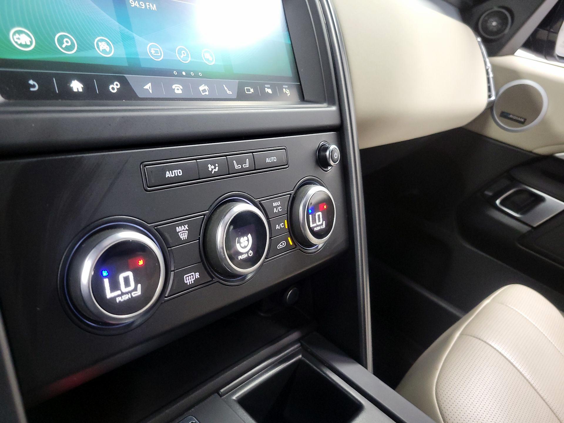 Thumbnail: 2020 Land Rover Discovery - 15