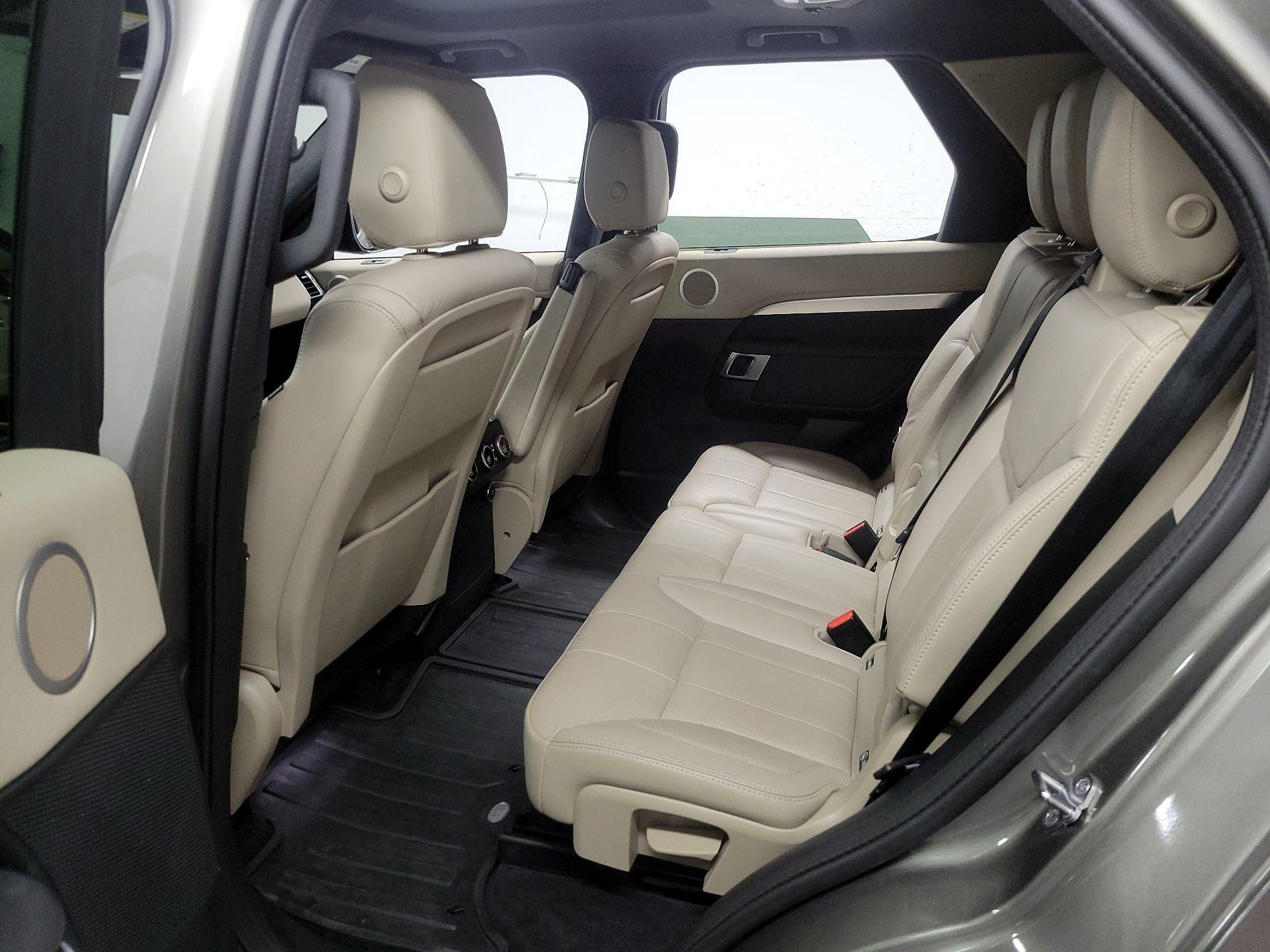 Thumbnail: 2020 Land Rover Discovery - 17