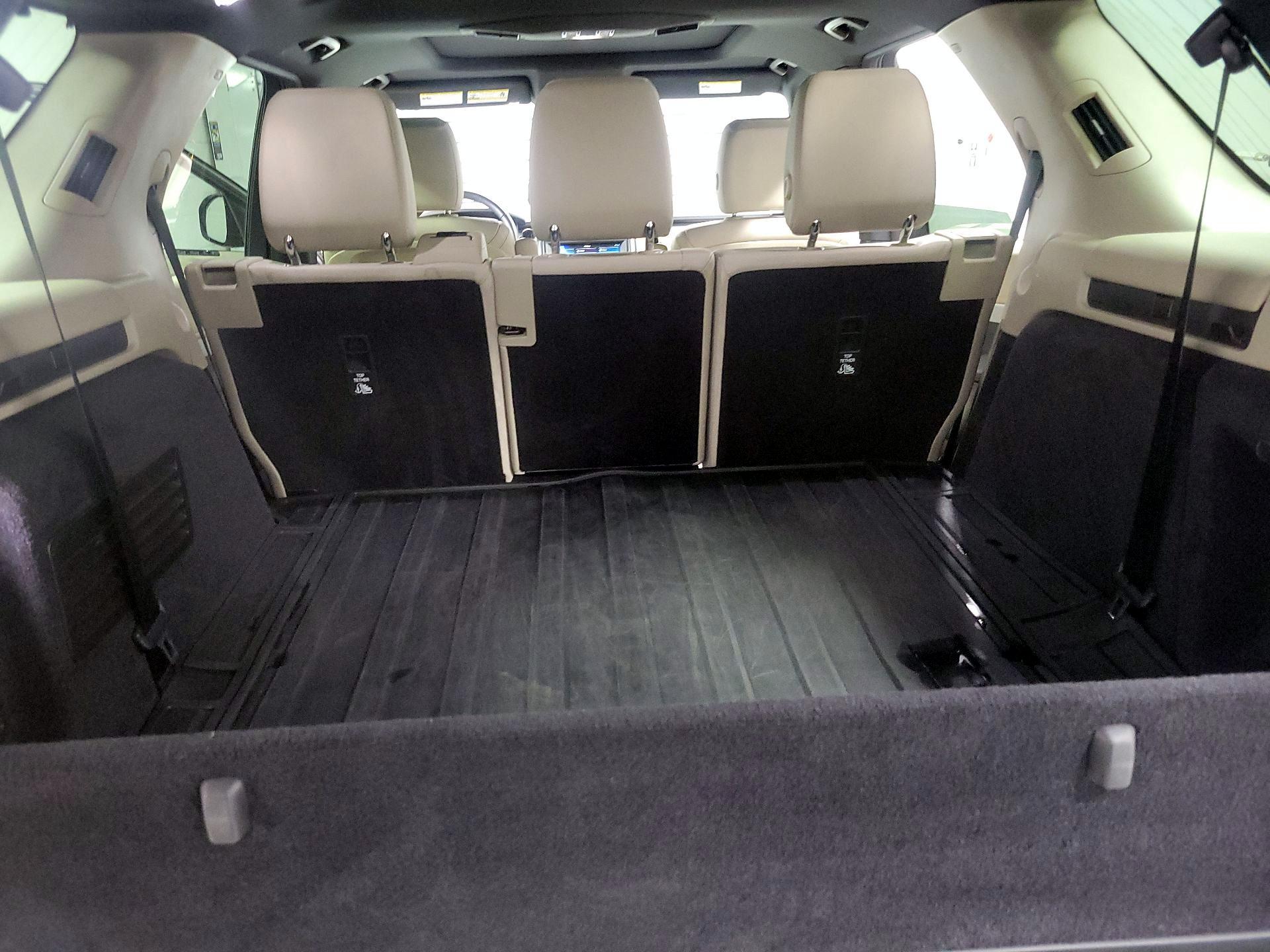Thumbnail: 2020 Land Rover Discovery - 18
