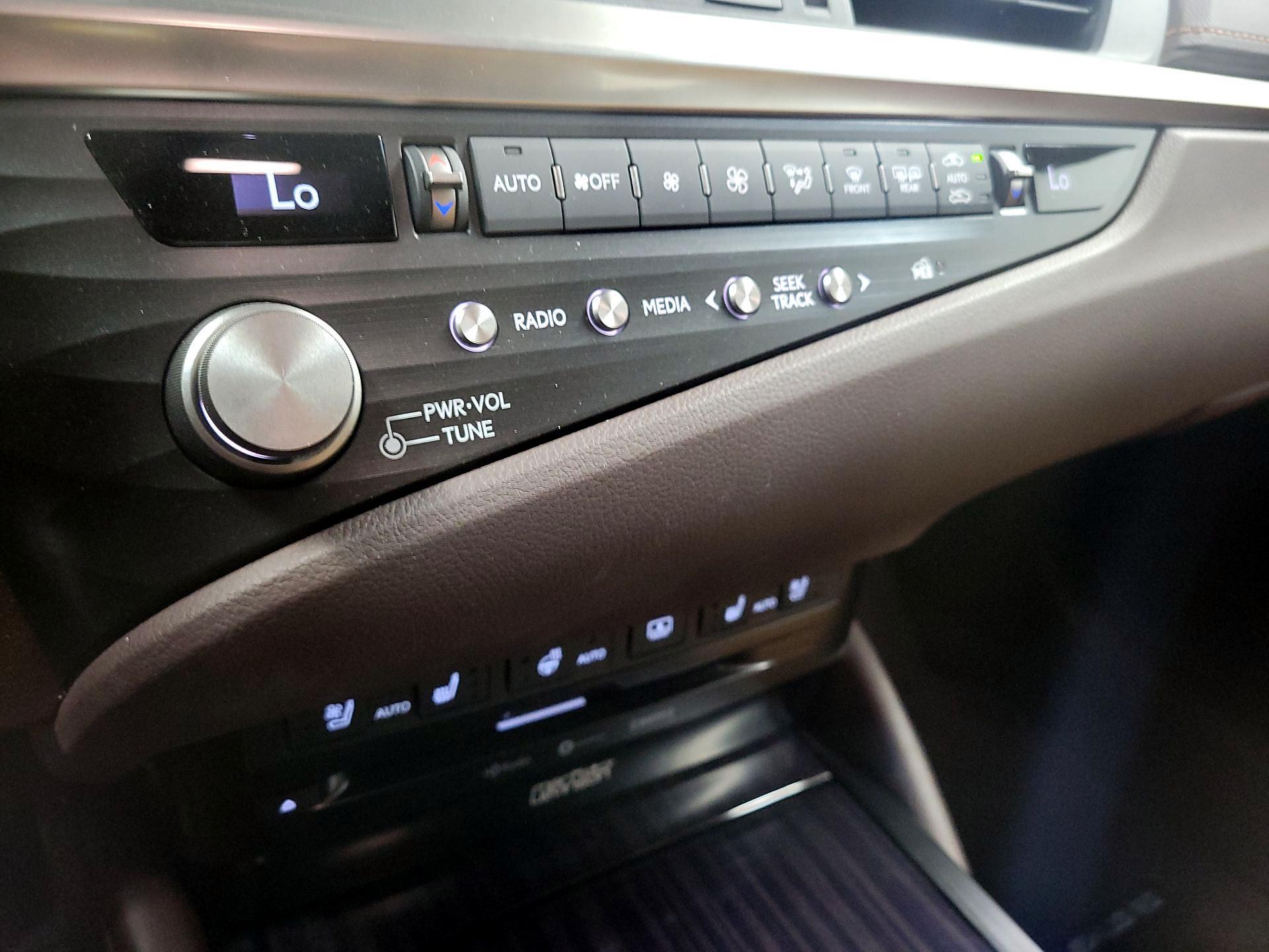Thumbnail: 2021 Lexus ES - 17