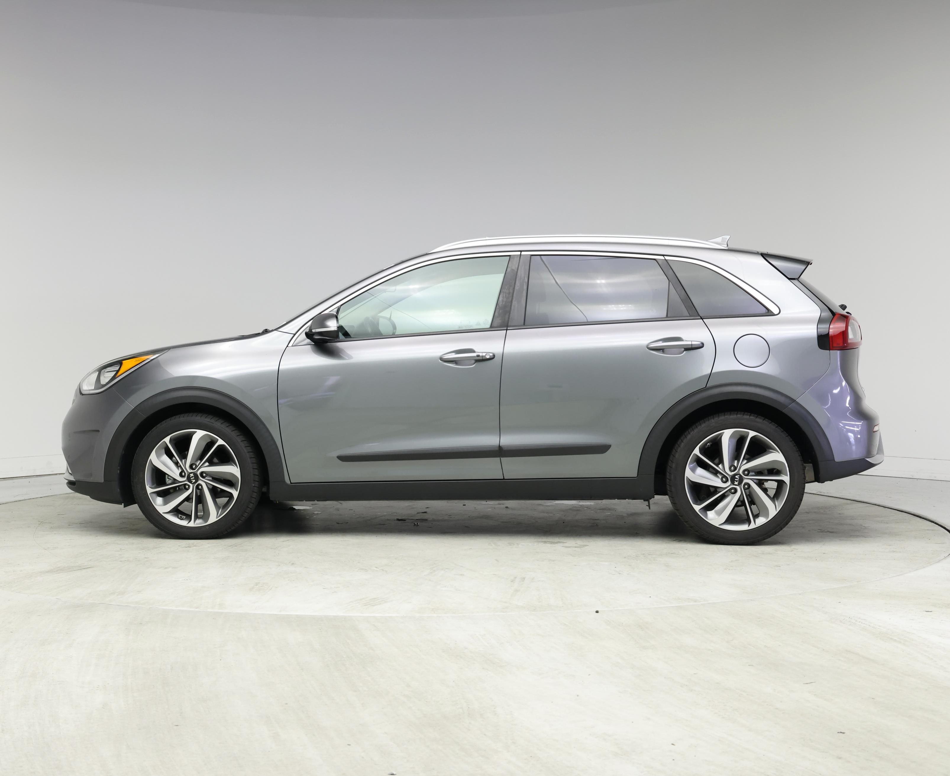 Thumbnail: 2017 Kia Niro - 3