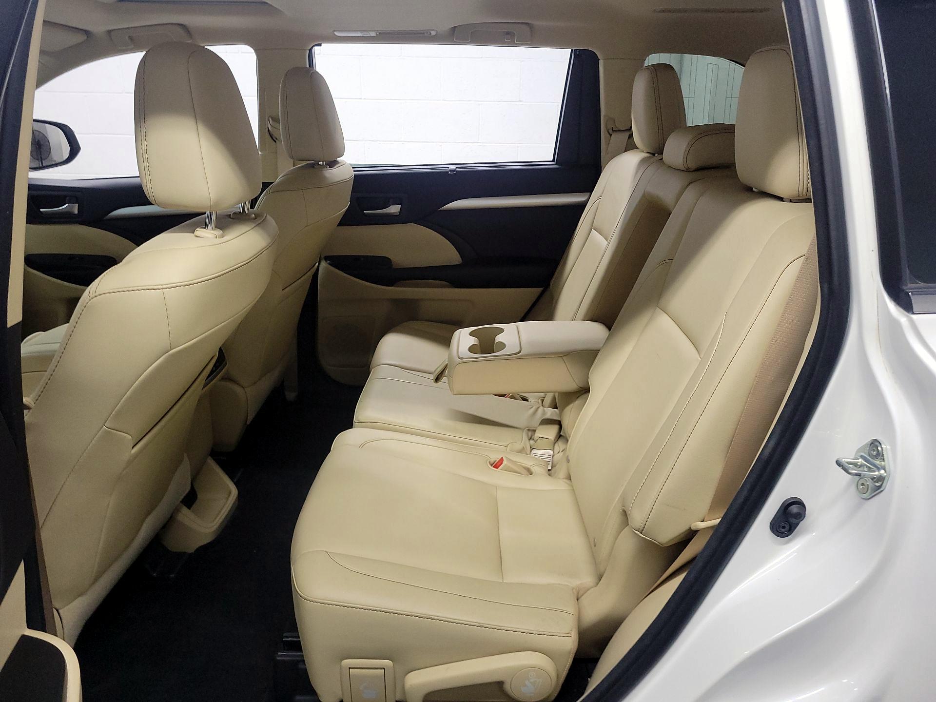 Thumbnail: 2015 Toyota Highlander - 16