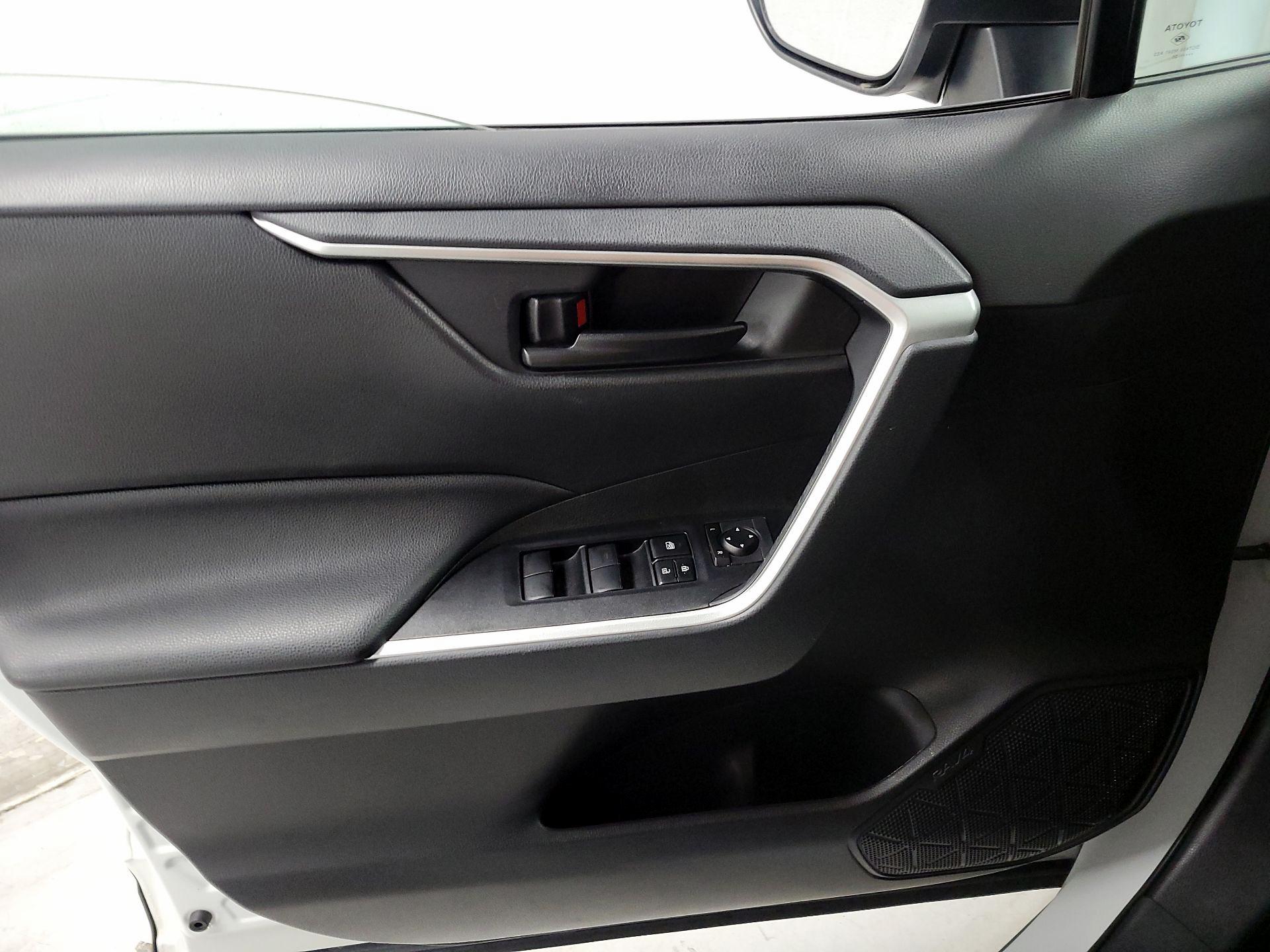 Thumbnail: 2020 Toyota RAV4 - 12