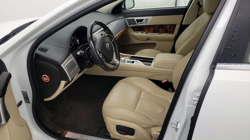 2015 Jaguar XF Premium 11