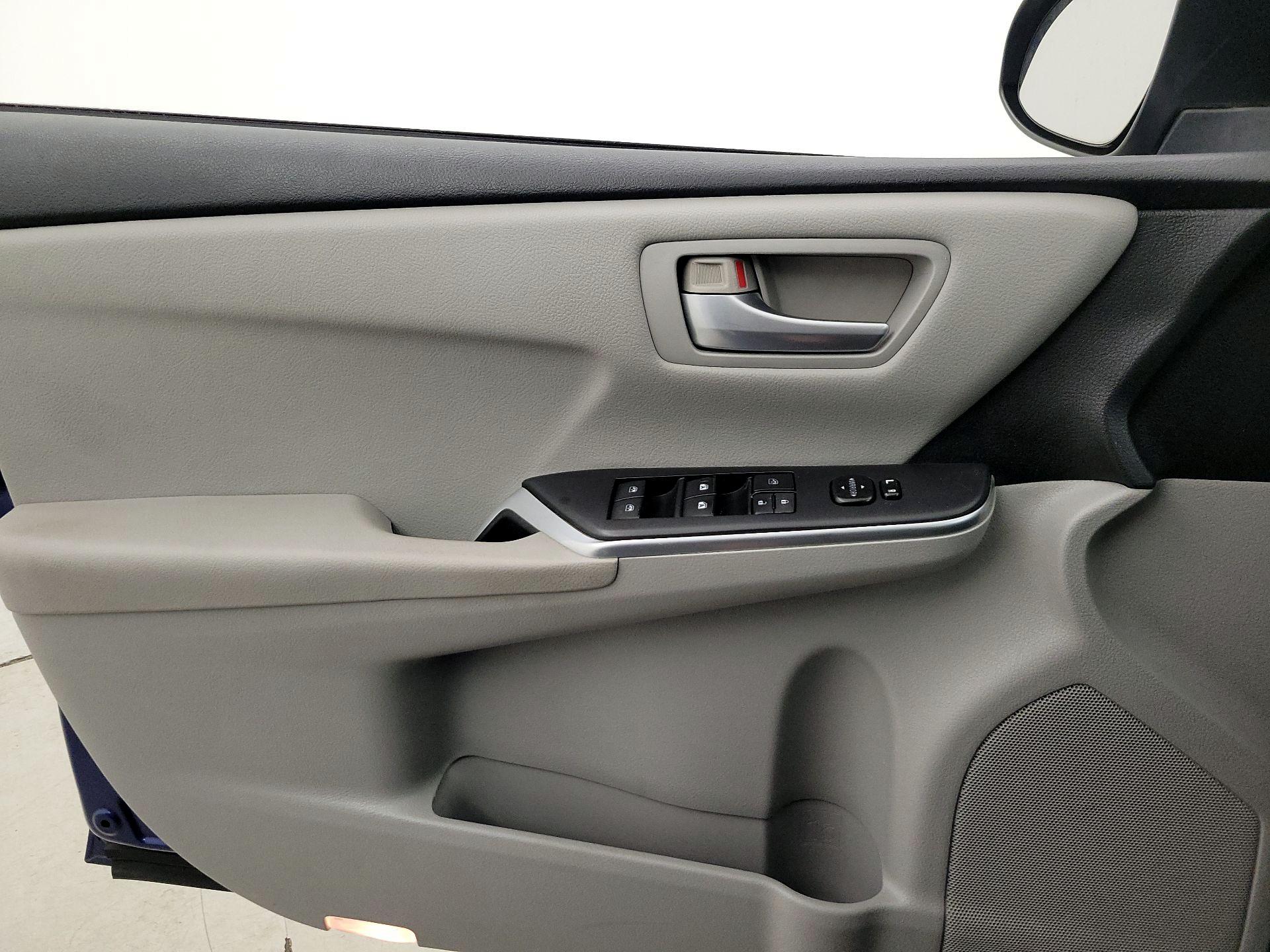 Thumbnail: 2015 Toyota Camry - 12