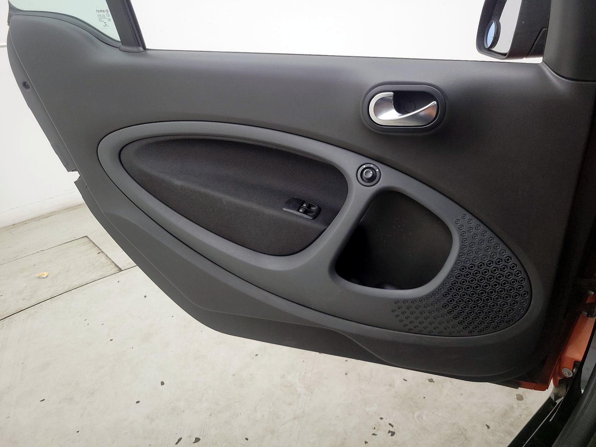 Thumbnail: 2016 smart fortwo - 12
