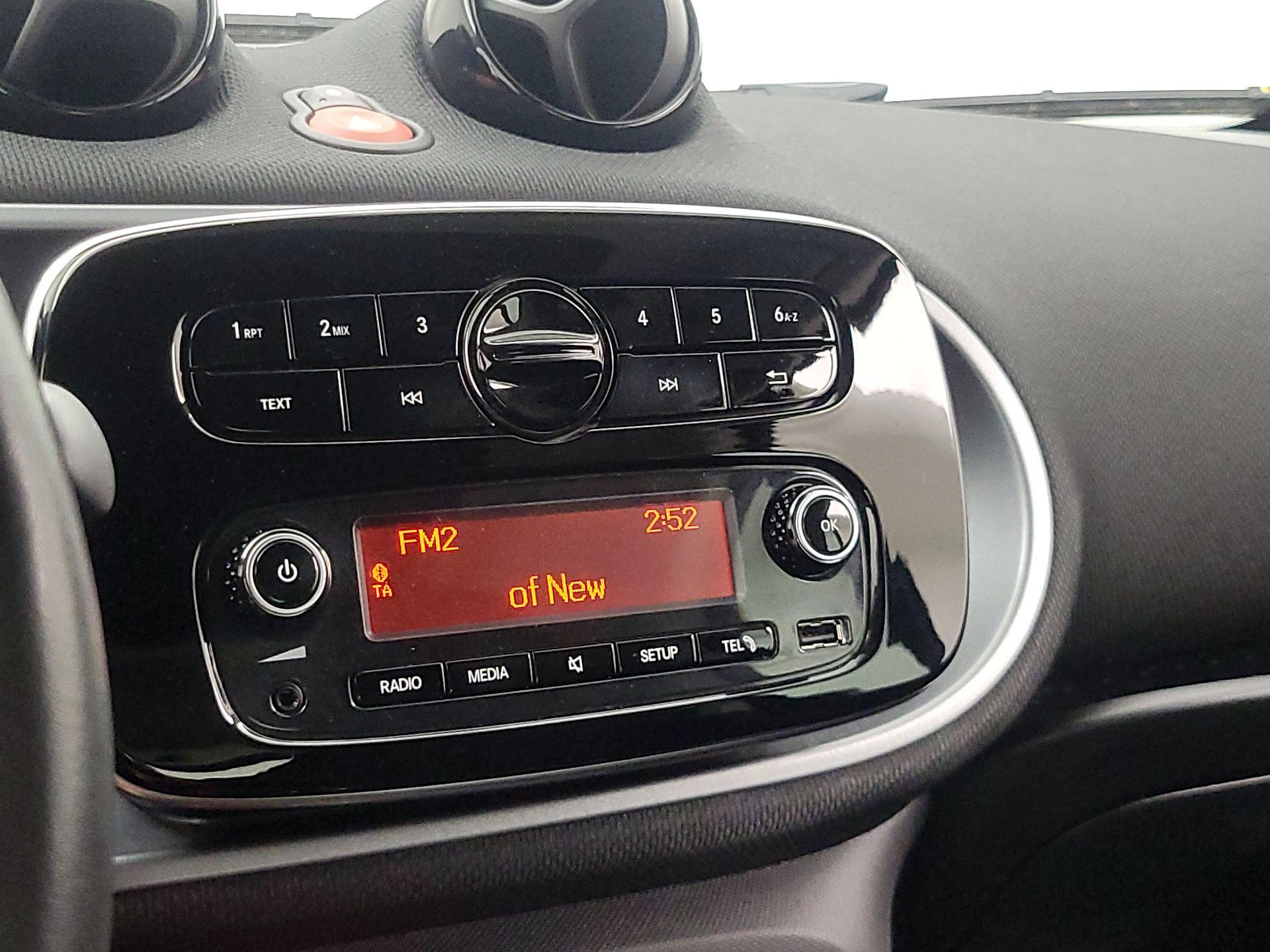Thumbnail: 2016 smart fortwo - 14