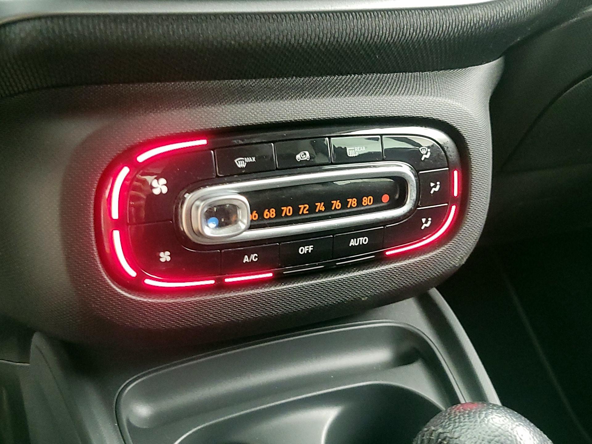 Thumbnail: 2016 smart fortwo - 15