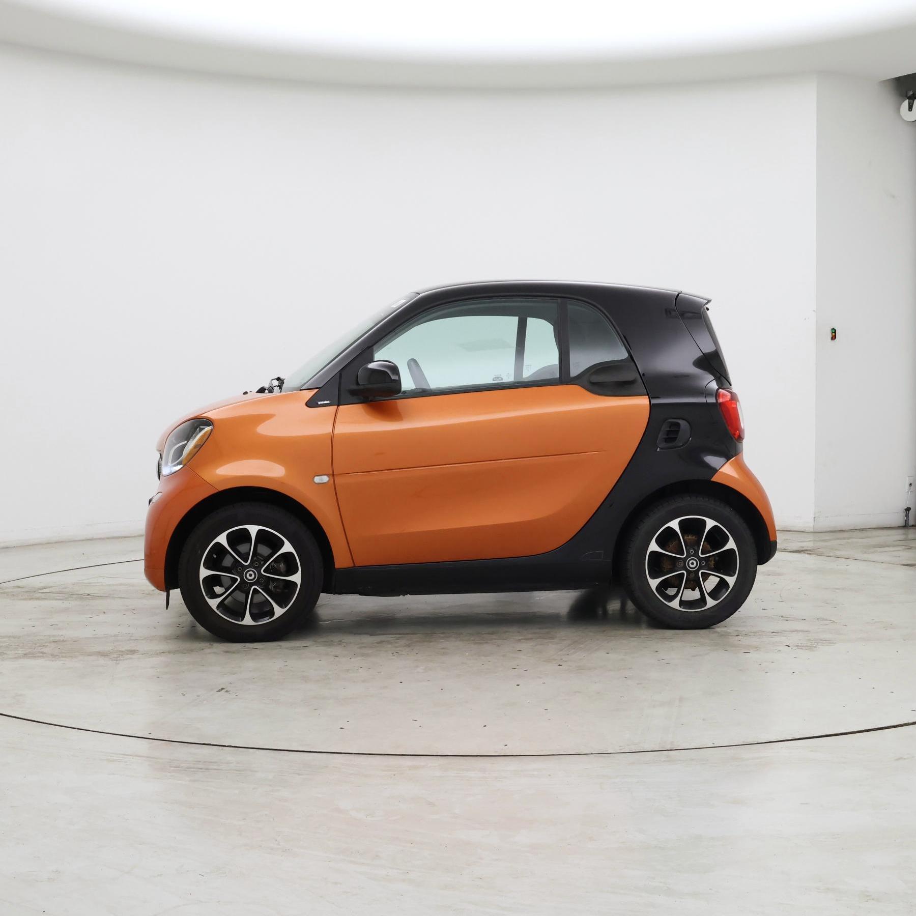 Thumbnail: 2016 smart fortwo - 3