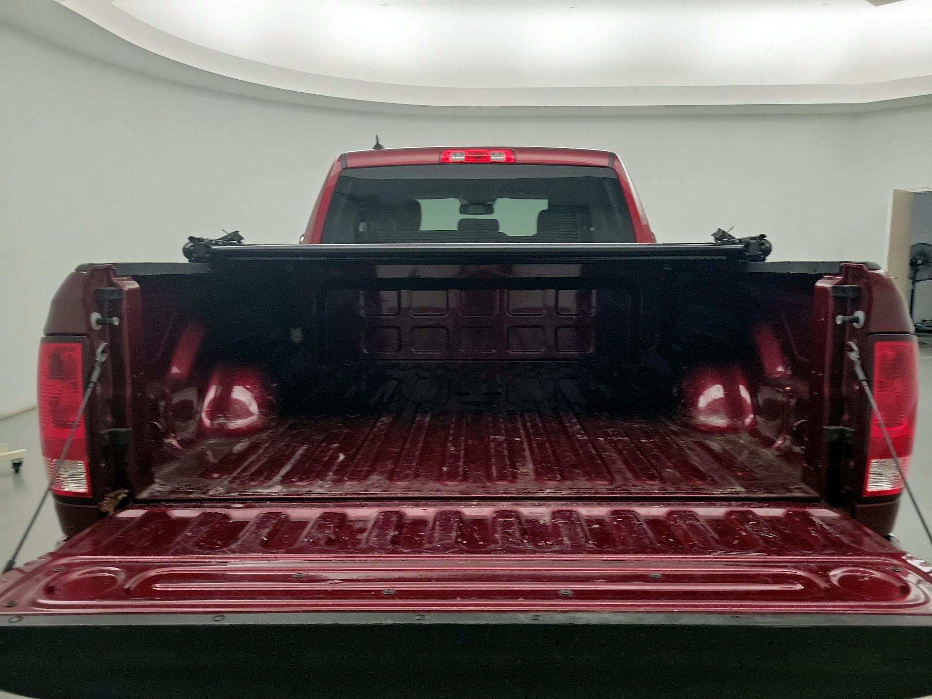 Thumbnail: 2019 RAM 1500 Classic - 18