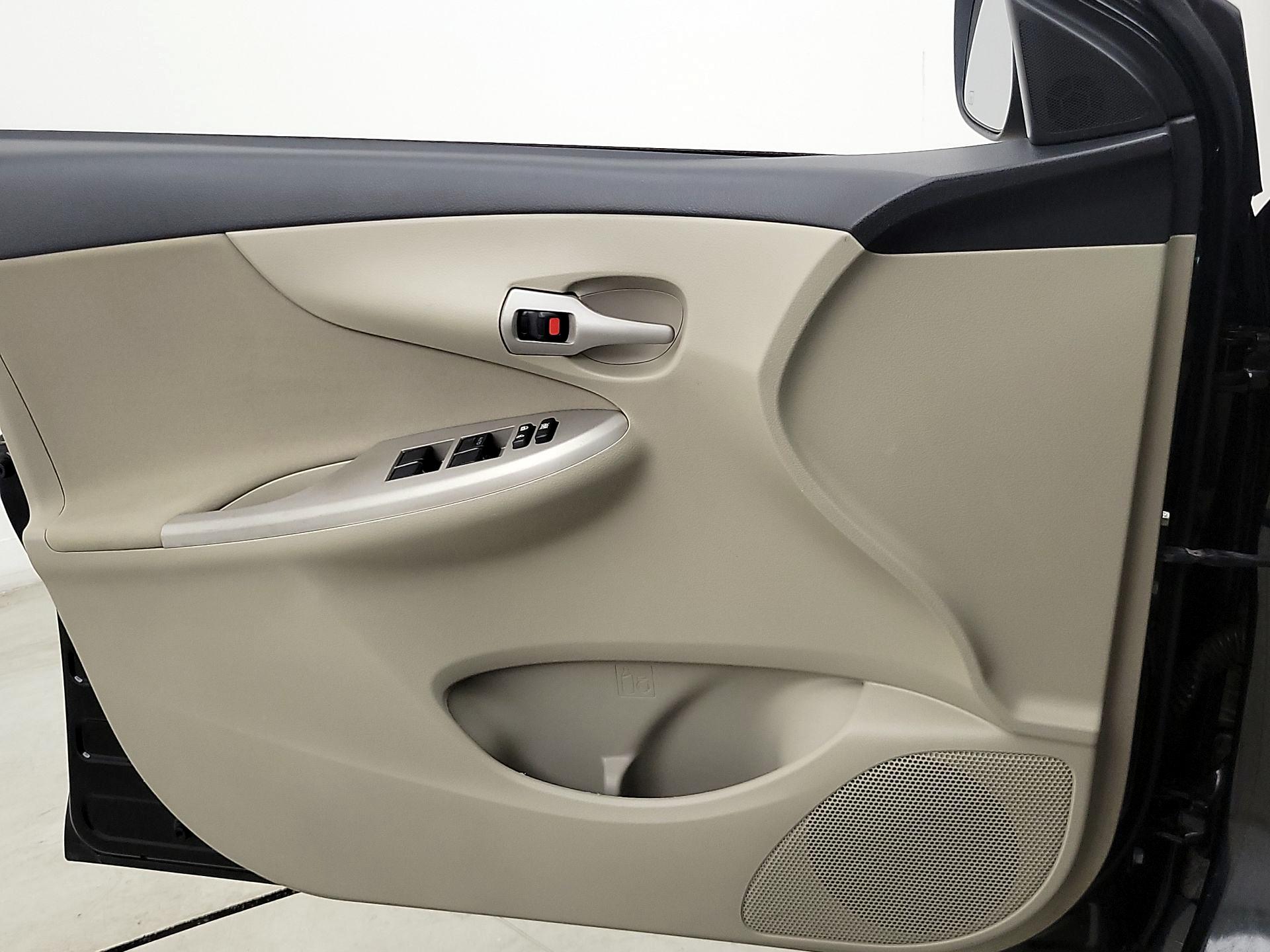 Thumbnail: 2013 Toyota Corolla - 12