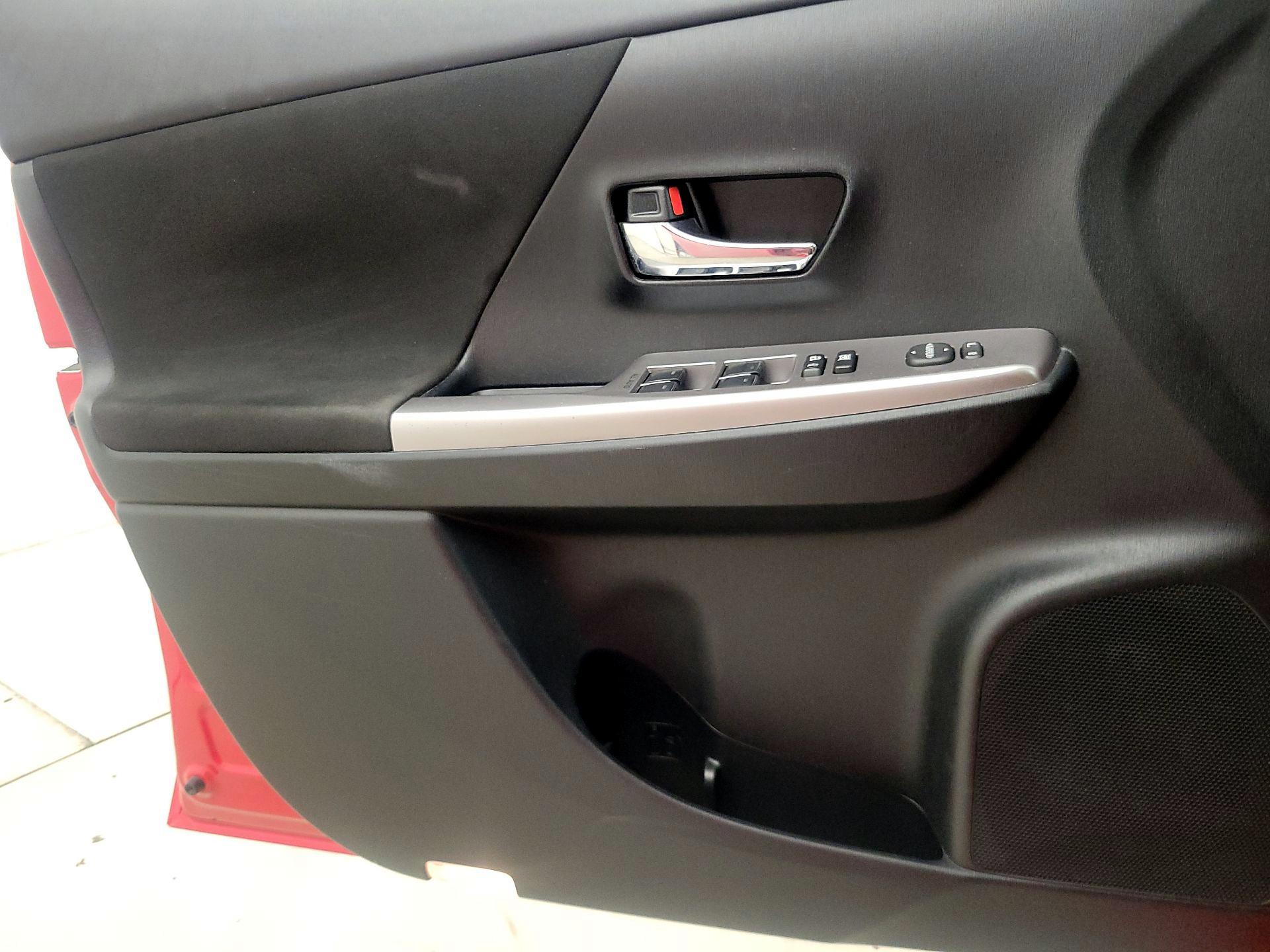 Thumbnail: 2016 Toyota Prius v - 12
