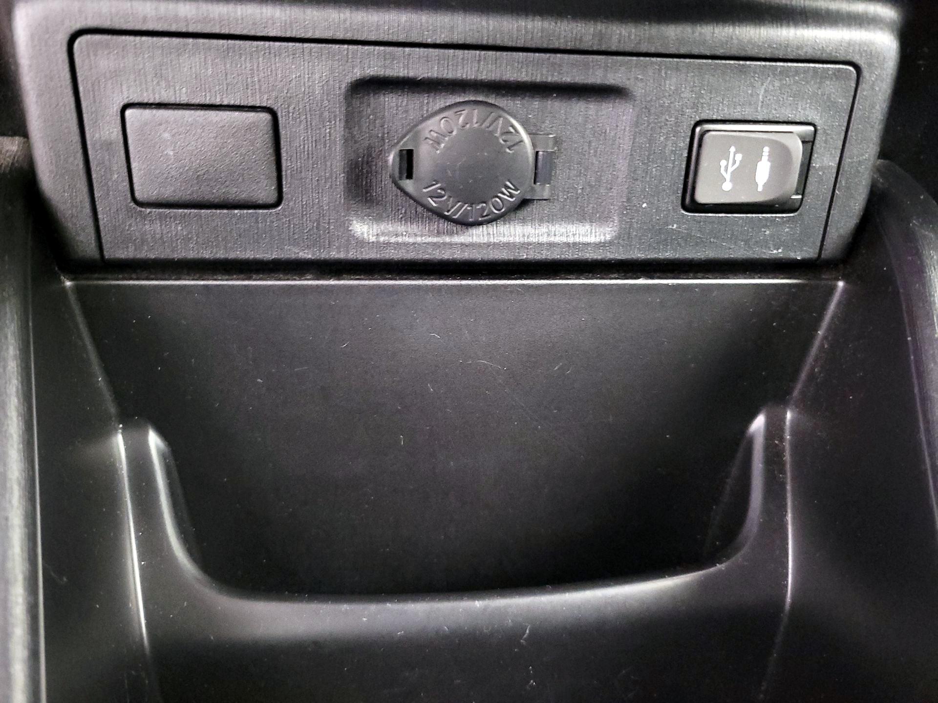 Thumbnail: 2016 Toyota Prius v - 18