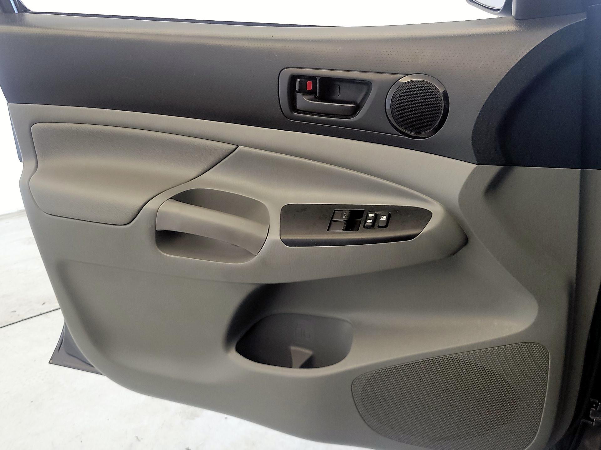 Thumbnail: 2015 Toyota Tacoma - 12