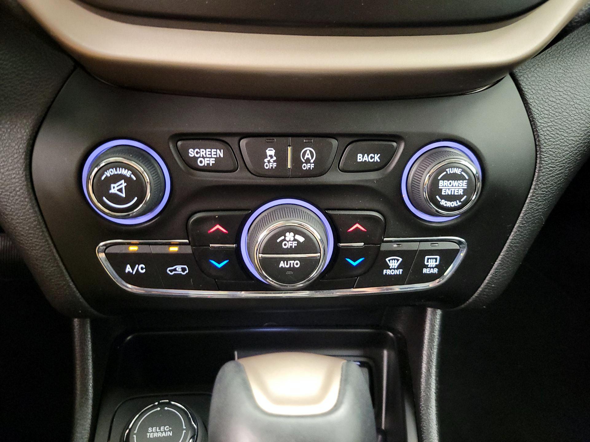 Thumbnail: 2017 Jeep Cherokee - 17