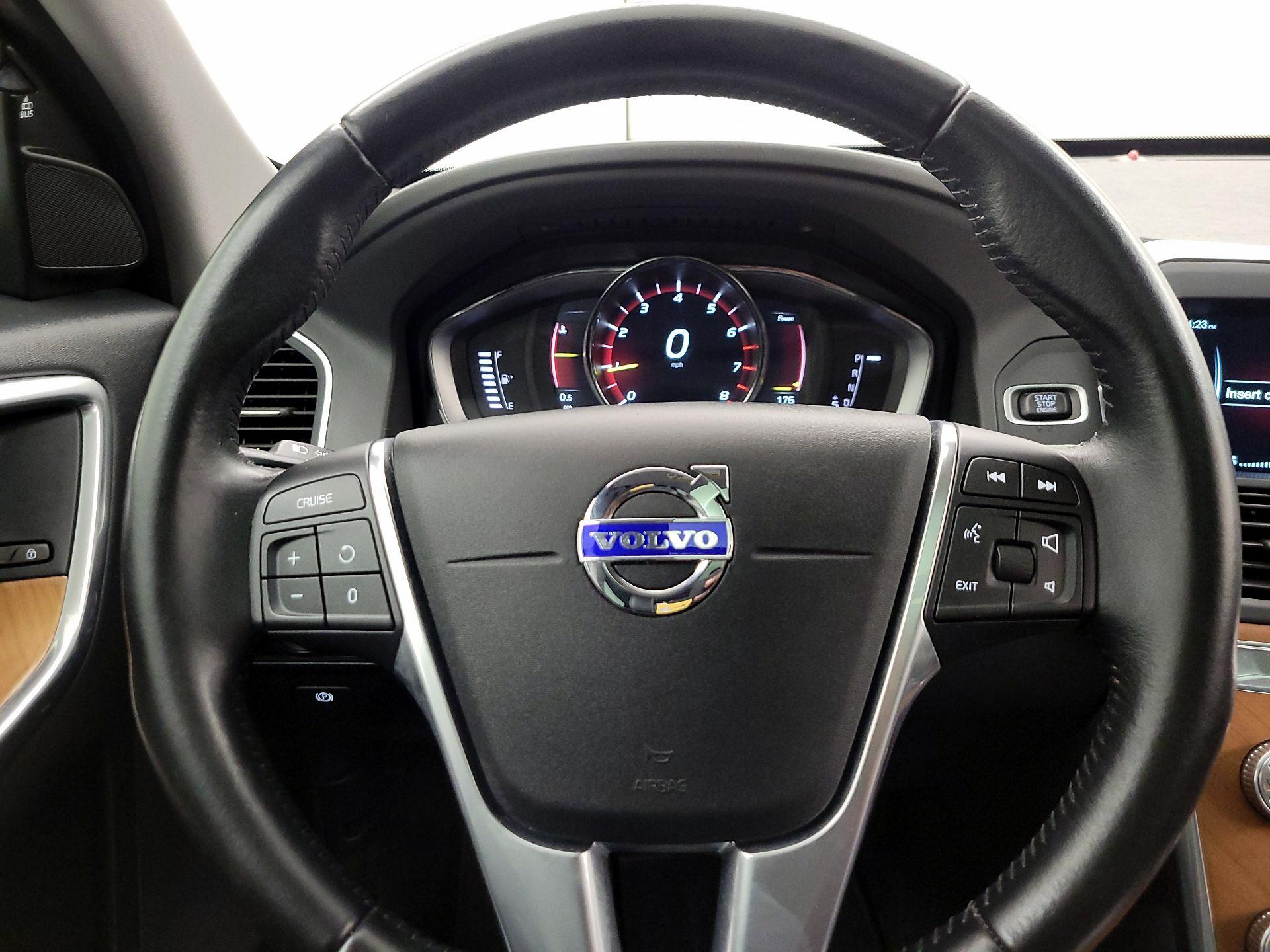 Thumbnail: 2017 Volvo XC60 - 10