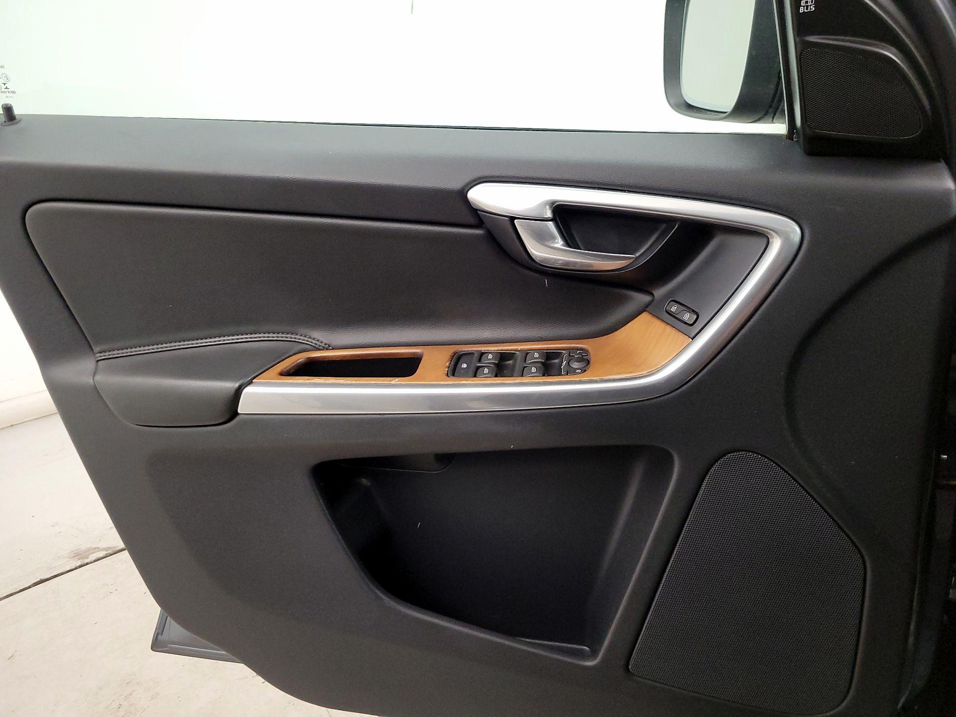 Thumbnail: 2017 Volvo XC60 - 12