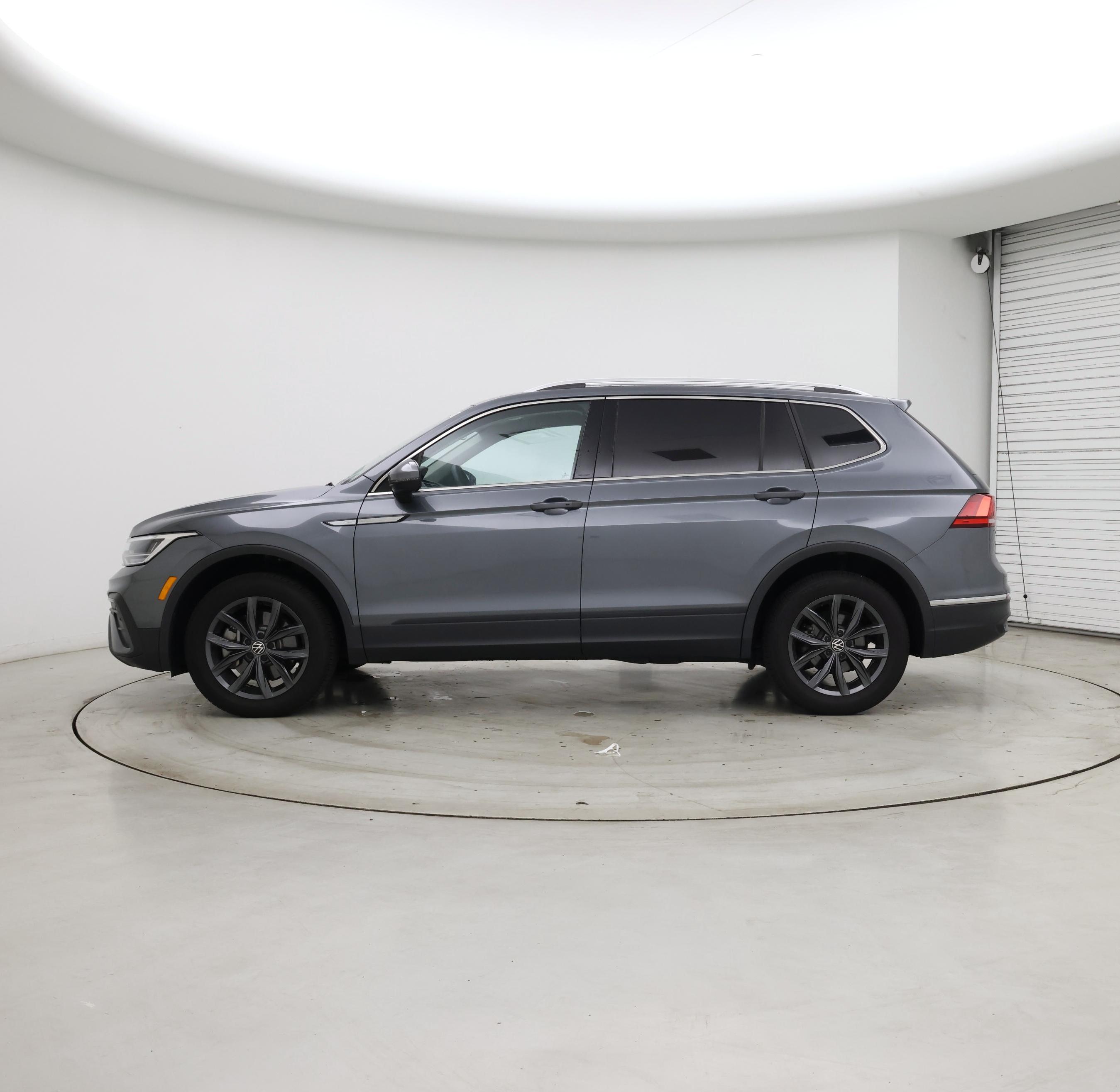 Thumbnail: 2023 Volkswagen Tiguan - 3