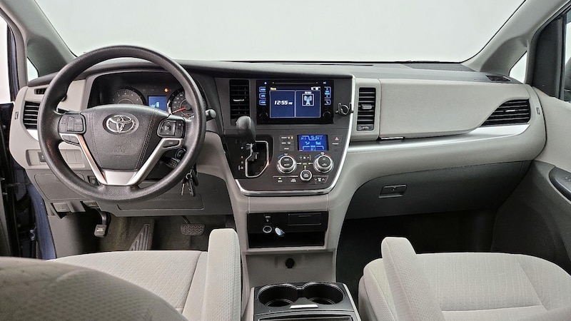 2016 Toyota Sienna LE 9