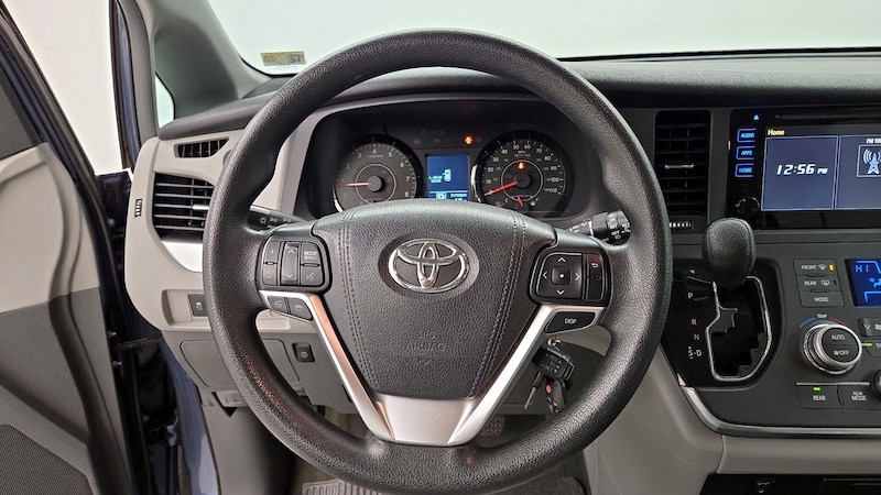 2016 Toyota Sienna LE 10