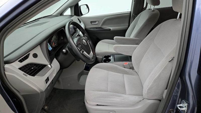 2016 Toyota Sienna LE 11