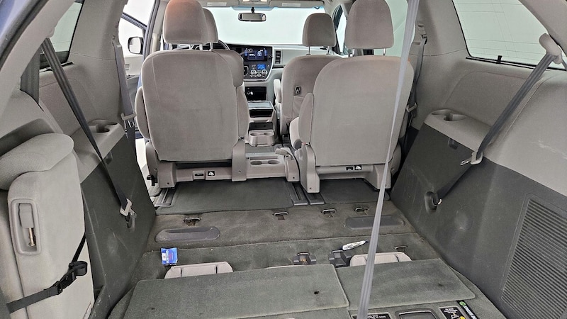 2016 Toyota Sienna LE 22