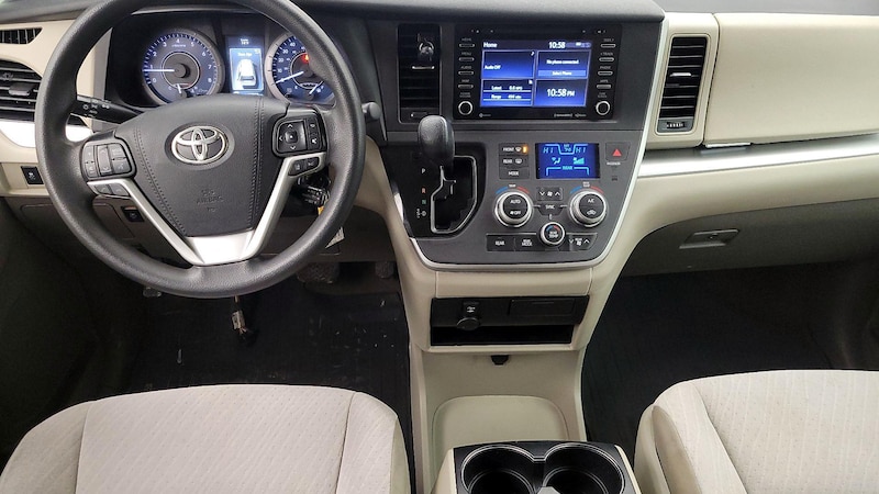 2020 Toyota Sienna LE 9