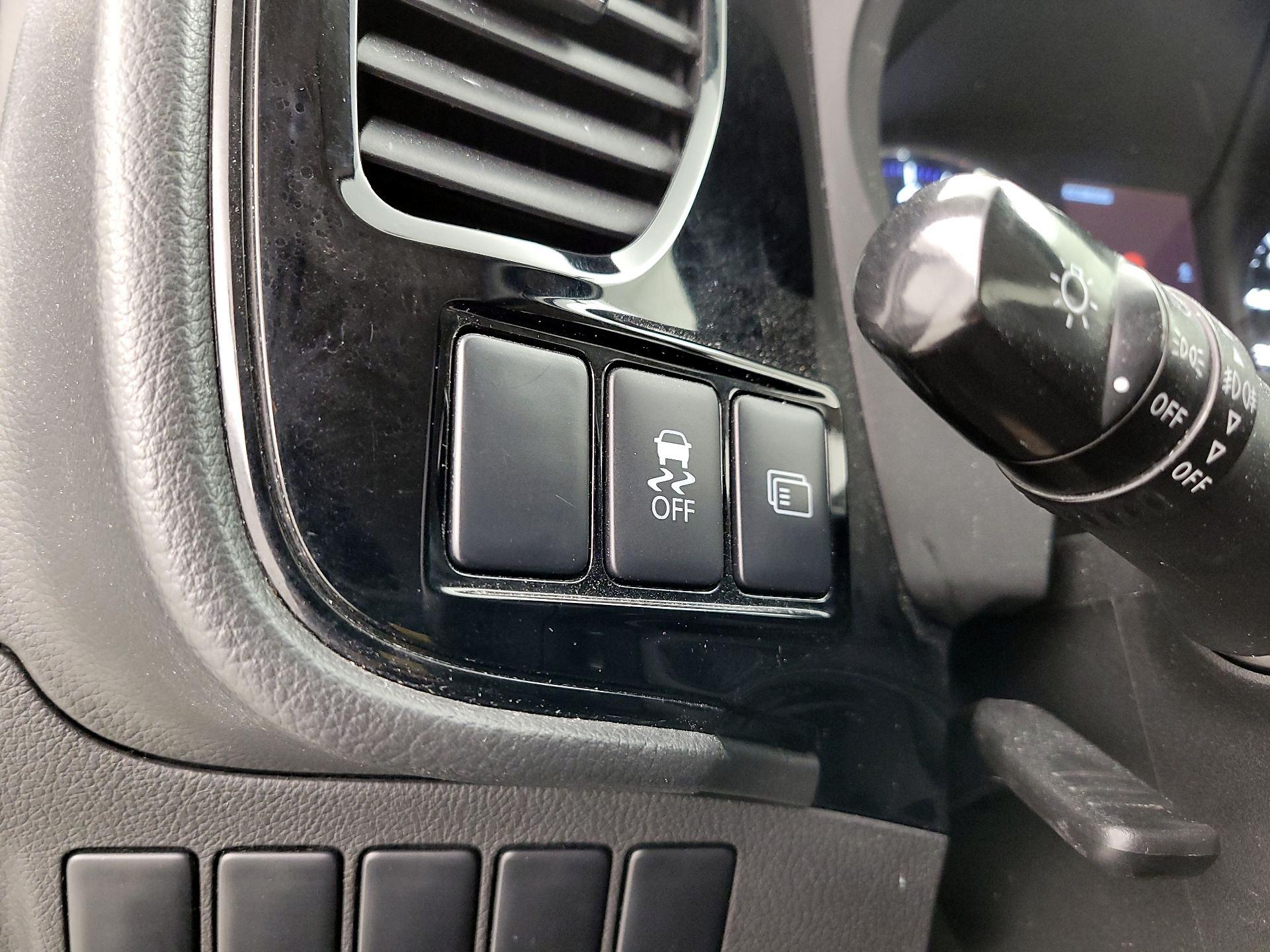 Thumbnail: 2016 Mitsubishi Outlander - 13