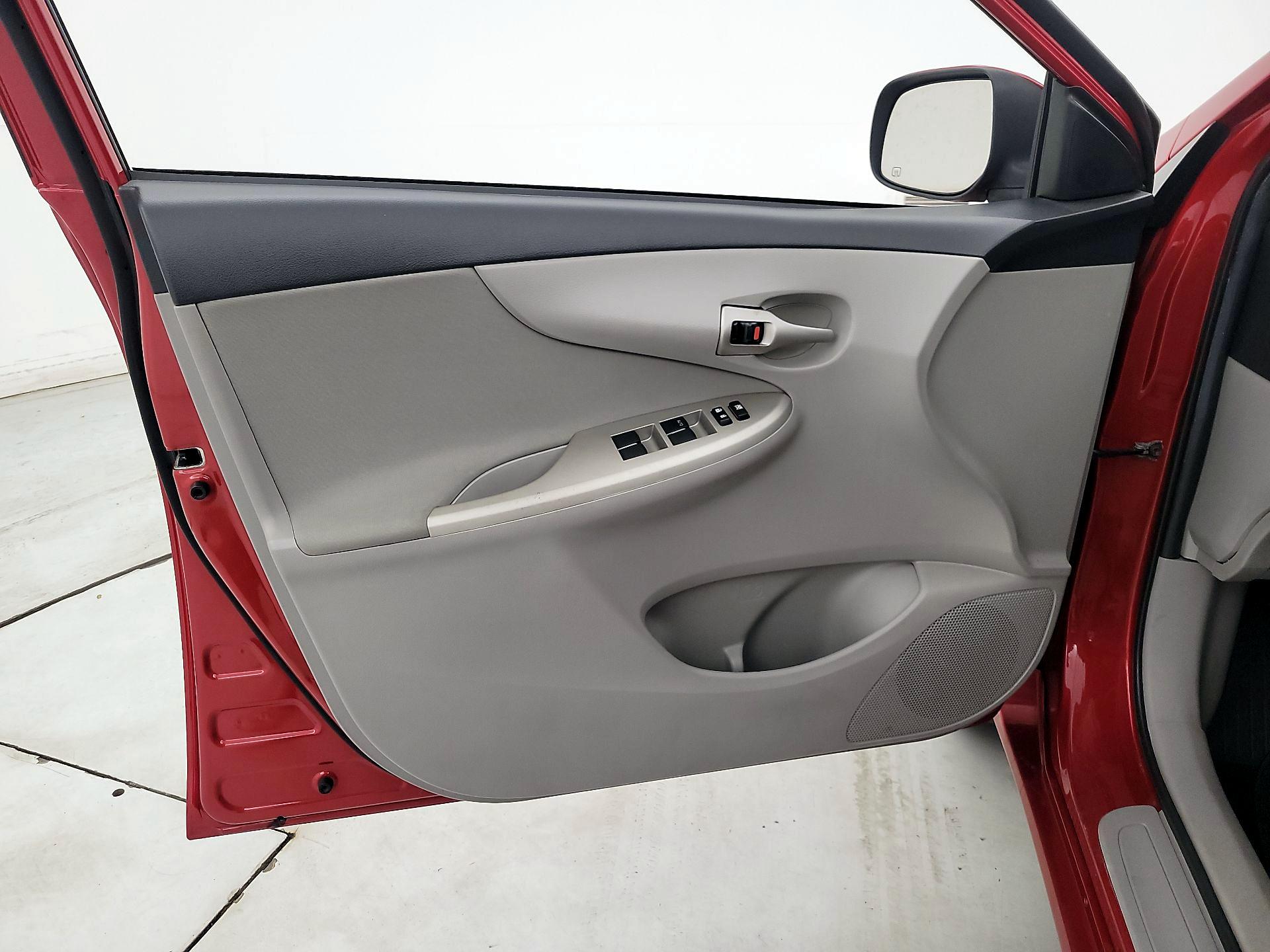 Thumbnail: 2013 Toyota Corolla - 12