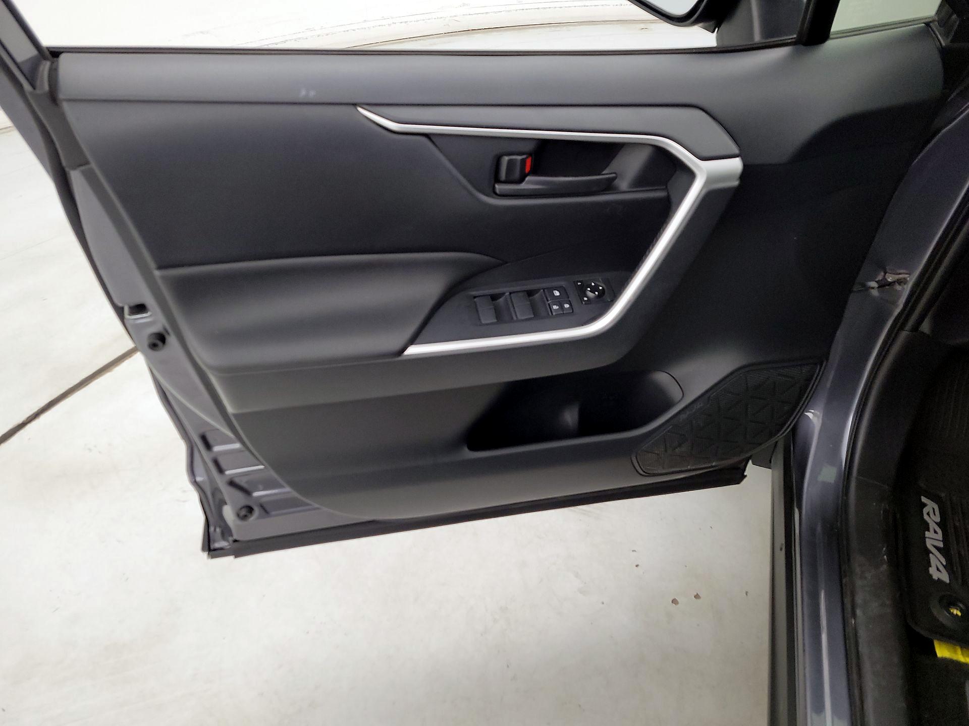 Thumbnail: 2019 Toyota RAV4 - 12