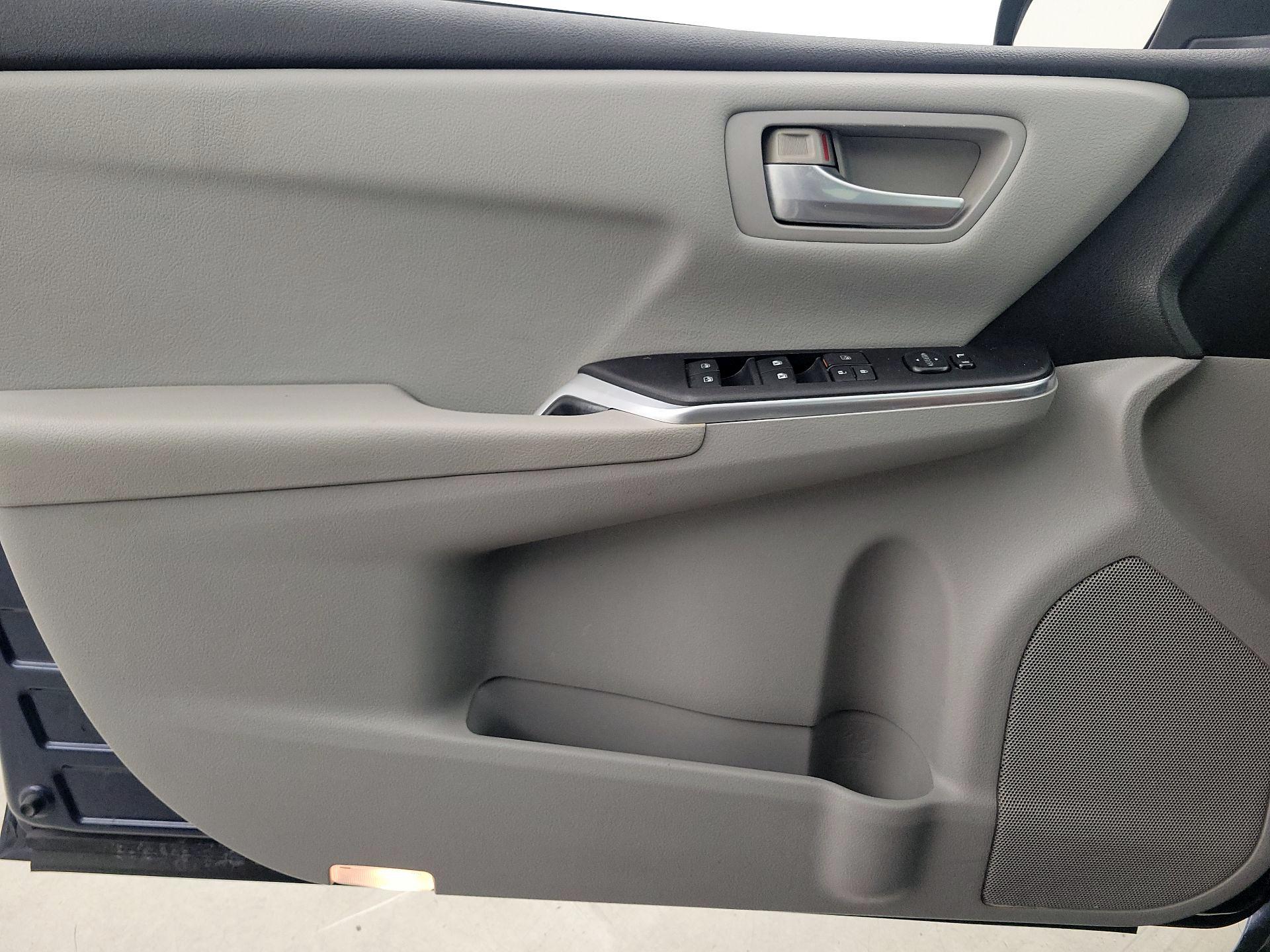 Thumbnail: 2016 Toyota Camry - 12