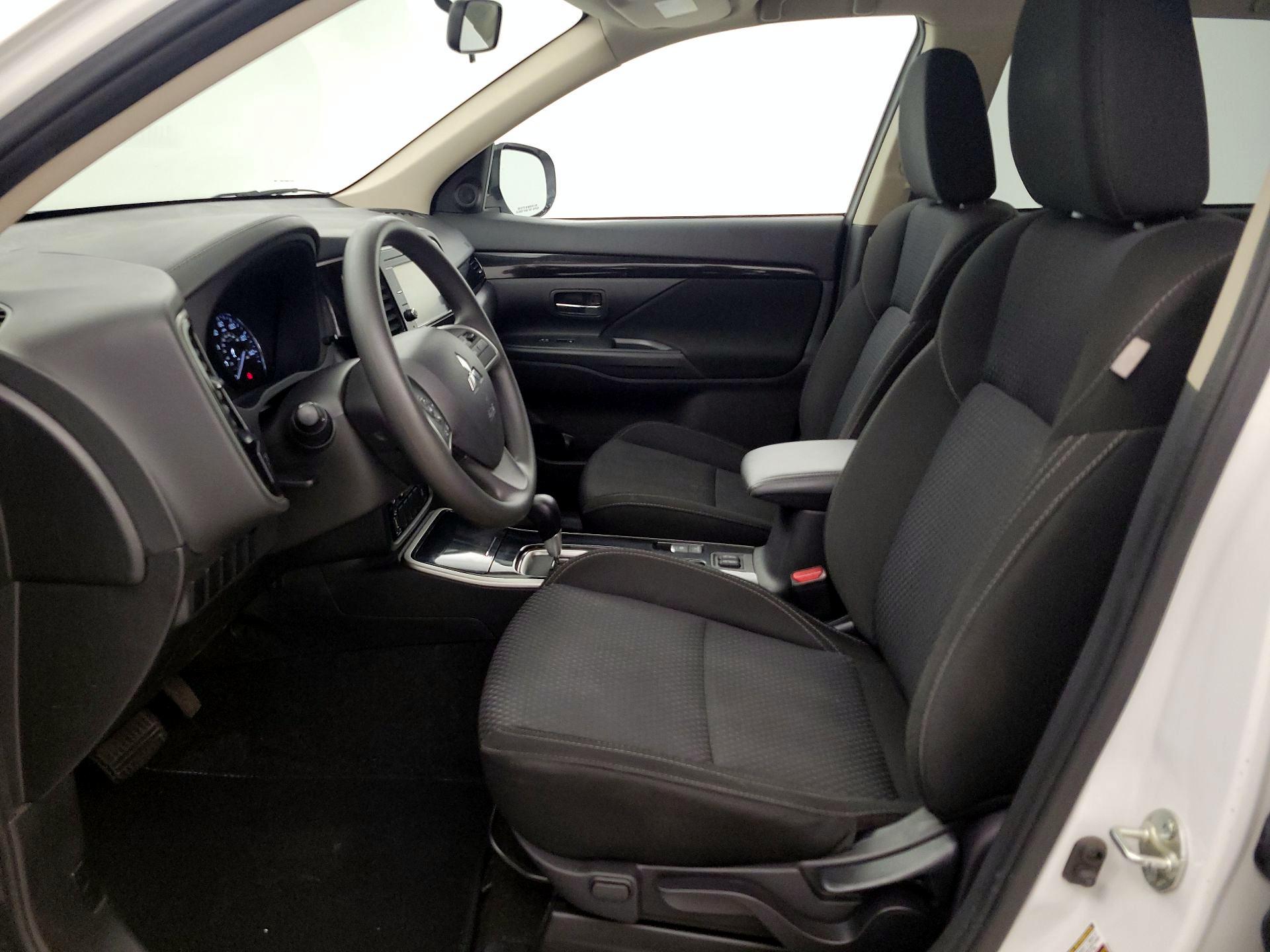Thumbnail: 2020 Mitsubishi Outlander - 11