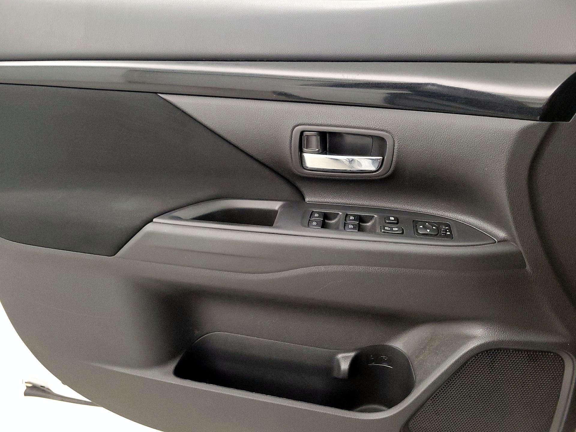 Thumbnail: 2020 Mitsubishi Outlander - 12