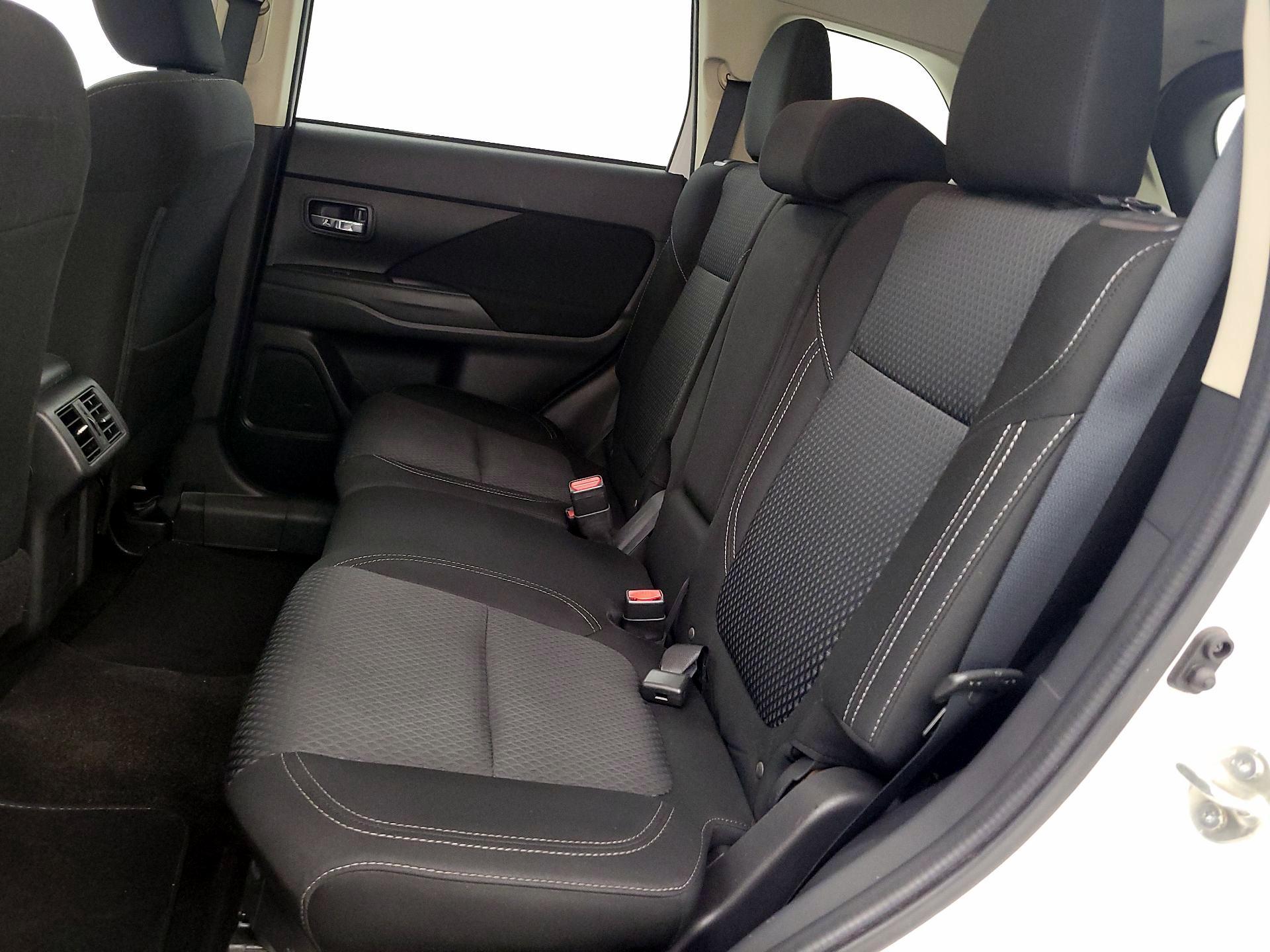 Thumbnail: 2020 Mitsubishi Outlander - 19